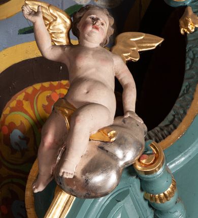 Zdjęcie nr 21: Ołtarz architektoniczny, jednokondygnacyjny, jednoosiowy, ze zwieńczeniem. Ołtarz sarkofagowy, z drewnianą mensą. Retabulum osadzone na wysokim, zdwojonym cokole o skośnie zryzalitowanych bokach. Część środkową ujmują zwielokrotnione pilastry oraz para kolumn. Podpory wspierają wyłamujące się ponad nimi belkowanie przerwane w partii architrawu i fryzu. Zwieńczenie ujęte parą spływów wolutowych, zamknięte fragmentem gzymsu w kształcie półkolistego łuku nadwieszonego, po bokach flankowane przerwanym, wolutowym przyczółkiem. Pola cokołów retabulum wypełnione stylizowaną ornamentyką roślinną, pośrodku płaskorzeźbiona scena Zwiastowania ujęta wąską, złoconą ramką. Kapitele kolumn i pilastrów zdobione motywami rozetek. Pośrodku belkowania kartusz o fantazyjnym wykroju. Szczyt zwieńczenia w formie promienistej glorii z ujętym wieńcem obłoków trójkątem w monogramem maryjnym. Na przerwanym przyczółku para aniołków. Pole części środkowej w kształcie stojącego prostokąta zamkniętego półkolistym łukiem nadwieszonym. W środku przedstawienie św. Antoniego Padewskiego, na zasuwie św. Józef. W polu zwieńczenia obraz w kształcie trapezu o wklęsłych ramionach i ściętych dolnych narożach, zamkniętego półkolistym łukiem nadwieszonym, ujęty profilowaną, złoconą ramą, z wizerunkiem św. Jana Kantego. Po bokach retabulum, na przymocowanych do ścian kościoła konsolach para rzeźb, po prawej stronie św. Jan Nepomucen, po lewej św. Stanisław Kostka. 
Struktura retabulum w kolorze niebiskim, płycina antepedium w  odcieniu łososiowym, detal architektoniczny i ornamentyka złocone i srebrzone.   
