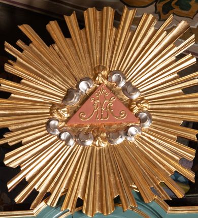 Zdjęcie nr 23: Ołtarz architektoniczny, jednokondygnacyjny, jednoosiowy, ze zwieńczeniem. Ołtarz sarkofagowy, z drewnianą mensą. Retabulum osadzone na wysokim, zdwojonym cokole o skośnie zryzalitowanych bokach. Część środkową ujmują zwielokrotnione pilastry oraz para kolumn. Podpory wspierają wyłamujące się ponad nimi belkowanie przerwane w partii architrawu i fryzu. Zwieńczenie ujęte parą spływów wolutowych, zamknięte fragmentem gzymsu w kształcie półkolistego łuku nadwieszonego, po bokach flankowane przerwanym, wolutowym przyczółkiem. Pola cokołów retabulum wypełnione stylizowaną ornamentyką roślinną, pośrodku płaskorzeźbiona scena Zwiastowania ujęta wąską, złoconą ramką. Kapitele kolumn i pilastrów zdobione motywami rozetek. Pośrodku belkowania kartusz o fantazyjnym wykroju. Szczyt zwieńczenia w formie promienistej glorii z ujętym wieńcem obłoków trójkątem w monogramem maryjnym. Na przerwanym przyczółku para aniołków. Pole części środkowej w kształcie stojącego prostokąta zamkniętego półkolistym łukiem nadwieszonym. W środku przedstawienie św. Antoniego Padewskiego, na zasuwie św. Józef. W polu zwieńczenia obraz w kształcie trapezu o wklęsłych ramionach i ściętych dolnych narożach, zamkniętego półkolistym łukiem nadwieszonym, ujęty profilowaną, złoconą ramą, z wizerunkiem św. Jana Kantego. Po bokach retabulum, na przymocowanych do ścian kościoła konsolach para rzeźb, po prawej stronie św. Jan Nepomucen, po lewej św. Stanisław Kostka. 
Struktura retabulum w kolorze niebiskim, płycina antepedium w  odcieniu łososiowym, detal architektoniczny i ornamentyka złocone i srebrzone.   
