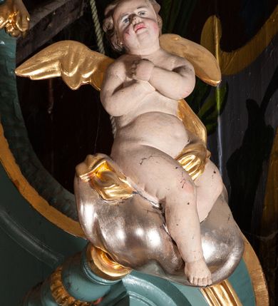 Zdjęcie nr 22: Ołtarz architektoniczny, jednokondygnacyjny, jednoosiowy, ze zwieńczeniem. Ołtarz sarkofagowy, z drewnianą mensą. Retabulum osadzone na wysokim, zdwojonym cokole o skośnie zryzalitowanych bokach. Część środkową ujmują zwielokrotnione pilastry oraz para kolumn. Podpory wspierają wyłamujące się ponad nimi belkowanie przerwane w partii architrawu i fryzu. Zwieńczenie ujęte parą spływów wolutowych, zamknięte fragmentem gzymsu w kształcie półkolistego łuku nadwieszonego, po bokach flankowane przerwanym, wolutowym przyczółkiem. Pola cokołów retabulum wypełnione stylizowaną ornamentyką roślinną, pośrodku płaskorzeźbiona scena Zwiastowania ujęta wąską, złoconą ramką. Kapitele kolumn i pilastrów zdobione motywami rozetek. Pośrodku belkowania kartusz o fantazyjnym wykroju. Szczyt zwieńczenia w formie promienistej glorii z ujętym wieńcem obłoków trójkątem w monogramem maryjnym. Na przerwanym przyczółku para aniołków. Pole części środkowej w kształcie stojącego prostokąta zamkniętego półkolistym łukiem nadwieszonym. W środku przedstawienie św. Antoniego Padewskiego, na zasuwie św. Józef. W polu zwieńczenia obraz w kształcie trapezu o wklęsłych ramionach i ściętych dolnych narożach, zamkniętego półkolistym łukiem nadwieszonym, ujęty profilowaną, złoconą ramą, z wizerunkiem św. Jana Kantego. Po bokach retabulum, na przymocowanych do ścian kościoła konsolach para rzeźb, po prawej stronie św. Jan Nepomucen, po lewej św. Stanisław Kostka. 
Struktura retabulum w kolorze niebiskim, płycina antepedium w  odcieniu łososiowym, detal architektoniczny i ornamentyka złocone i srebrzone.   
