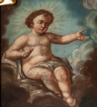 Zdjęcie nr 7: Ołtarz architektoniczny, jednokondygnacyjny, jednoosiowy, ze zwieńczeniem. Ołtarz sarkofagowy, z drewnianą mensą. Retabulum osadzone na wysokim, zdwojonym cokole o skośnie zryzalitowanych bokach. Część środkową ujmują zwielokrotnione pilastry oraz para kolumn. Podpory wspierają wyłamujące się ponad nimi belkowanie przerwane w partii architrawu i fryzu. Zwieńczenie ujęte parą spływów wolutowych, zamknięte fragmentem gzymsu w kształcie półkolistego łuku nadwieszonego, po bokach flankowane przerwanym, wolutowym przyczółkiem. Pola cokołów retabulum wypełnione stylizowaną ornamentyką roślinną, pośrodku płaskorzeźbiona scena Zwiastowania ujęta wąską, złoconą ramką. Kapitele kolumn i pilastrów zdobione motywami rozetek. Pośrodku belkowania kartusz o fantazyjnym wykroju. Szczyt zwieńczenia w formie promienistej glorii z ujętym wieńcem obłoków trójkątem w monogramem maryjnym. Na przerwanym przyczółku para aniołków. Pole części środkowej w kształcie stojącego prostokąta zamkniętego półkolistym łukiem nadwieszonym. W środku przedstawienie św. Antoniego Padewskiego, na zasuwie św. Józef. W polu zwieńczenia obraz w kształcie trapezu o wklęsłych ramionach i ściętych dolnych narożach, zamkniętego półkolistym łukiem nadwieszonym, ujęty profilowaną, złoconą ramą, z wizerunkiem św. Jana Kantego. Po bokach retabulum, na przymocowanych do ścian kościoła konsolach para rzeźb, po prawej stronie św. Jan Nepomucen, po lewej św. Stanisław Kostka. 
Struktura retabulum w kolorze niebiskim, płycina antepedium w  odcieniu łososiowym, detal architektoniczny i ornamentyka złocone i srebrzone.   
