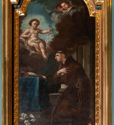 Zdjęcie nr 5: Ołtarz architektoniczny, jednokondygnacyjny, jednoosiowy, ze zwieńczeniem. Ołtarz sarkofagowy, z drewnianą mensą. Retabulum osadzone na wysokim, zdwojonym cokole o skośnie zryzalitowanych bokach. Część środkową ujmują zwielokrotnione pilastry oraz para kolumn. Podpory wspierają wyłamujące się ponad nimi belkowanie przerwane w partii architrawu i fryzu. Zwieńczenie ujęte parą spływów wolutowych, zamknięte fragmentem gzymsu w kształcie półkolistego łuku nadwieszonego, po bokach flankowane przerwanym, wolutowym przyczółkiem. Pola cokołów retabulum wypełnione stylizowaną ornamentyką roślinną, pośrodku płaskorzeźbiona scena Zwiastowania ujęta wąską, złoconą ramką. Kapitele kolumn i pilastrów zdobione motywami rozetek. Pośrodku belkowania kartusz o fantazyjnym wykroju. Szczyt zwieńczenia w formie promienistej glorii z ujętym wieńcem obłoków trójkątem w monogramem maryjnym. Na przerwanym przyczółku para aniołków. Pole części środkowej w kształcie stojącego prostokąta zamkniętego półkolistym łukiem nadwieszonym. W środku przedstawienie św. Antoniego Padewskiego, na zasuwie św. Józef. W polu zwieńczenia obraz w kształcie trapezu o wklęsłych ramionach i ściętych dolnych narożach, zamkniętego półkolistym łukiem nadwieszonym, ujęty profilowaną, złoconą ramą, z wizerunkiem św. Jana Kantego. Po bokach retabulum, na przymocowanych do ścian kościoła konsolach para rzeźb, po prawej stronie św. Jan Nepomucen, po lewej św. Stanisław Kostka. 
Struktura retabulum w kolorze niebiskim, płycina antepedium w  odcieniu łososiowym, detal architektoniczny i ornamentyka złocone i srebrzone.   
