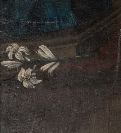 Zdjęcie nr 8: Ołtarz architektoniczny, jednokondygnacyjny, jednoosiowy, ze zwieńczeniem. Ołtarz sarkofagowy, z drewnianą mensą. Retabulum osadzone na wysokim, zdwojonym cokole o skośnie zryzalitowanych bokach. Część środkową ujmują zwielokrotnione pilastry oraz para kolumn. Podpory wspierają wyłamujące się ponad nimi belkowanie przerwane w partii architrawu i fryzu. Zwieńczenie ujęte parą spływów wolutowych, zamknięte fragmentem gzymsu w kształcie półkolistego łuku nadwieszonego, po bokach flankowane przerwanym, wolutowym przyczółkiem. Pola cokołów retabulum wypełnione stylizowaną ornamentyką roślinną, pośrodku płaskorzeźbiona scena Zwiastowania ujęta wąską, złoconą ramką. Kapitele kolumn i pilastrów zdobione motywami rozetek. Pośrodku belkowania kartusz o fantazyjnym wykroju. Szczyt zwieńczenia w formie promienistej glorii z ujętym wieńcem obłoków trójkątem w monogramem maryjnym. Na przerwanym przyczółku para aniołków. Pole części środkowej w kształcie stojącego prostokąta zamkniętego półkolistym łukiem nadwieszonym. W środku przedstawienie św. Antoniego Padewskiego, na zasuwie św. Józef. W polu zwieńczenia obraz w kształcie trapezu o wklęsłych ramionach i ściętych dolnych narożach, zamkniętego półkolistym łukiem nadwieszonym, ujęty profilowaną, złoconą ramą, z wizerunkiem św. Jana Kantego. Po bokach retabulum, na przymocowanych do ścian kościoła konsolach para rzeźb, po prawej stronie św. Jan Nepomucen, po lewej św. Stanisław Kostka. 
Struktura retabulum w kolorze niebiskim, płycina antepedium w  odcieniu łososiowym, detal architektoniczny i ornamentyka złocone i srebrzone.   
