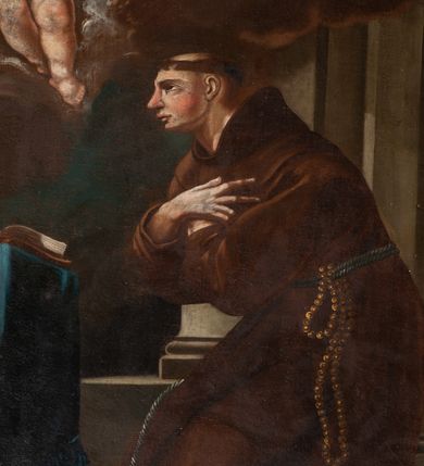 Zdjęcie nr 6: Ołtarz architektoniczny, jednokondygnacyjny, jednoosiowy, ze zwieńczeniem. Ołtarz sarkofagowy, z drewnianą mensą. Retabulum osadzone na wysokim, zdwojonym cokole o skośnie zryzalitowanych bokach. Część środkową ujmują zwielokrotnione pilastry oraz para kolumn. Podpory wspierają wyłamujące się ponad nimi belkowanie przerwane w partii architrawu i fryzu. Zwieńczenie ujęte parą spływów wolutowych, zamknięte fragmentem gzymsu w kształcie półkolistego łuku nadwieszonego, po bokach flankowane przerwanym, wolutowym przyczółkiem. Pola cokołów retabulum wypełnione stylizowaną ornamentyką roślinną, pośrodku płaskorzeźbiona scena Zwiastowania ujęta wąską, złoconą ramką. Kapitele kolumn i pilastrów zdobione motywami rozetek. Pośrodku belkowania kartusz o fantazyjnym wykroju. Szczyt zwieńczenia w formie promienistej glorii z ujętym wieńcem obłoków trójkątem w monogramem maryjnym. Na przerwanym przyczółku para aniołków. Pole części środkowej w kształcie stojącego prostokąta zamkniętego półkolistym łukiem nadwieszonym. W środku przedstawienie św. Antoniego Padewskiego, na zasuwie św. Józef. W polu zwieńczenia obraz w kształcie trapezu o wklęsłych ramionach i ściętych dolnych narożach, zamkniętego półkolistym łukiem nadwieszonym, ujęty profilowaną, złoconą ramą, z wizerunkiem św. Jana Kantego. Po bokach retabulum, na przymocowanych do ścian kościoła konsolach para rzeźb, po prawej stronie św. Jan Nepomucen, po lewej św. Stanisław Kostka. 
Struktura retabulum w kolorze niebiskim, płycina antepedium w  odcieniu łososiowym, detal architektoniczny i ornamentyka złocone i srebrzone.   
