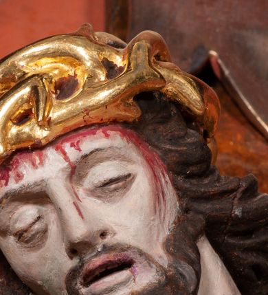 Zdjęcie nr 1: Ołtarz przyścienny, architektoniczny, jednoosiowy, jednokondygnacyjny ze zwieńczeniem. Mensa prostopadłościenna na niskim cokole. Nastawa ołtarzowa ustawiona na wysokim dwustrefowym cokole. Retabulum ujęte parą kolumn o stylizowanych, jońskich głowicach. Podpory wspierają belkowanie o wklęsłym wykroju, przerwane w części środkowej. Na gzymsie odcinki przyczółka o wolutowo skręconych końcach, skierowanych do wewnątrz. Zwieńczenie o wklęsłych bokach, zamknięte, dwoma stykającymi się wolutami z glorią promienistą. Pośrodku glorii symbol Opatrzności Bożej z IHS. Pole środkowe w formie prostokątnej wnęki ujętej ornamentem rocaille’owym. We wnęce rzeźbiony krucyfiks, zawieszony na tle malowanego pejzażu. Po bokach ołtarza, na osobnych konsolach ustawione figury Matki Boskiej po lewej oraz św. Jana Ewangelisty po prawej stronie. Po bokach zwieńczenia, na belkowaniu dwie pary rzeźbionych, uskrzydlonych aniołków. Boki wnęki środkowej dekorowane ornamentem rocaille’owym. Fontowe ścianki cokołów zdobione ażurowymi, wolutowo zwiniętymi liśćmi akantu. W zwieńczeniu obraz z przedstawieniem św. Michała Archanioła ujęty ramą formowaną z motywów „C” kształtnych. Struktura ołtarza malowana w kolorze niebieskim, boki mensy z prostokątnymi jasnobrązowymi płycinami, detal architektoniczny i profilowania złocone.

Figury uskrzydlonych aniołów pełnoplastyczne, ścięte z tyłu, siedzące na obłokach powyżej belkowania retabulum. Anioł po prawej stronie o szeroko rozłożonych rękach, głowie przechylonej w prawą stronę (h.). Anioł po lewej z rękoma uniesionymi, skierowanymi w prawo, głowa lekko pochylona, zwrócona w lewo. Figury niemal nagie, ze złotą przepaską wokół bioder. Twarze owalne o wydatnym czole okolone jasnobrązowymi włosami. Karnacja ciała w jasnokremowym odcieniu.