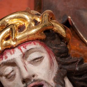 Zdjęcie nr 1: Ołtarz przyścienny, architektoniczny, jednoosiowy, jednokondygnacyjny ze zwieńczeniem. Mensa prostopadłościenna na niskim cokole. Nastawa ołtarzowa ustawiona na wysokim dwustrefowym cokole. Retabulum ujęte parą kolumn o stylizowanych, jońskich głowicach. Podpory wspierają belkowanie o wklęsłym wykroju, przerwane w części środkowej. Na gzymsie odcinki przyczółka o wolutowo skręconych końcach, skierowanych do wewnątrz. Zwieńczenie o wklęsłych bokach, zamknięte, dwoma stykającymi się wolutami z glorią promienistą. Pośrodku glorii symbol Opatrzności Bożej z IHS. Pole środkowe w formie prostokątnej wnęki ujętej ornamentem rocaille’owym. We wnęce rzeźbiony krucyfiks, zawieszony na tle malowanego pejzażu. Po bokach ołtarza, na osobnych konsolach ustawione figury Matki Boskiej po lewej oraz św. Jana Ewangelisty po prawej stronie. Po bokach zwieńczenia, na belkowaniu dwie pary rzeźbionych, uskrzydlonych aniołków. Boki wnęki środkowej dekorowane ornamentem rocaille’owym. Fontowe ścianki cokołów zdobione ażurowymi, wolutowo zwiniętymi liśćmi akantu. W zwieńczeniu obraz z przedstawieniem św. Michała Archanioła ujęty ramą formowaną z motywów „C” kształtnych. Struktura ołtarza malowana w kolorze niebieskim, boki mensy z prostokątnymi jasnobrązowymi płycinami, detal architektoniczny i profilowania złocone.

Figury uskrzydlonych aniołów pełnoplastyczne, ścięte z tyłu, siedzące na obłokach powyżej belkowania retabulum. Anioł po prawej stronie o szeroko rozłożonych rękach, głowie przechylonej w prawą stronę (h.). Anioł po lewej z rękoma uniesionymi, skierowanymi w prawo, głowa lekko pochylona, zwrócona w lewo. Figury niemal nagie, ze złotą przepaską wokół bioder. Twarze owalne o wydatnym czole okolone jasnobrązowymi włosami. Karnacja ciała w jasnokremowym odcieniu.