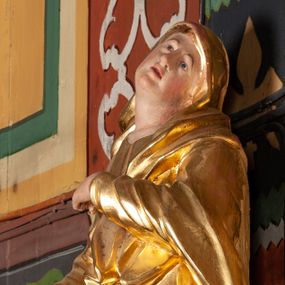 Zdjęcie nr 1: Całopostaciowa, lekko ścięta z tyłu figura Matki Boskiej Bolesnej zwróconej na wprost i stojącej w wydatnym kontrapoście. Sylwetka ciała esowato wygięta, tułów i głowa odchylone do tyłu. Głowa uniesiona, mocno zwrócona w lewą stronę. Owalna twarz o łagodnych rysach, oczy niewielkie, usta rozchylone. Maria ubrana w długą, złoconą suknię oraz złocony płaszcz okrywający głowę, zawinięty wokół lewego ramienia. Prawa ręka lekko uniesiona, lewa podtrzymująca na piersi połę płaszcza. Karnacja ciała w jasnokremowym odcieniu.