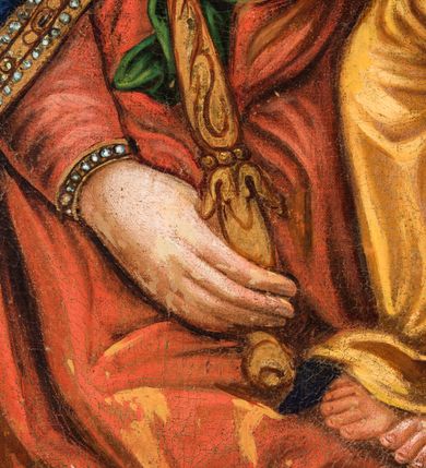 Zdjęcie nr 4: Obraz uzyskał formę stojącego prostokąta, zamkniętego u góry łukiem odcinkowym. Ujmuje go polichromowana i profilowana rama. W centrum kompozycji na jasnobrązowym, rozjaśnionym tle ukazano frontalnie w dwóch trzech Madonnę z Dzieciątkiem. Matka Boska na lewym ramieniu trzyma Dzieciątko, a w prawej ręce długie, fantazyjnie kształtowane, złote berło. Głowa Madonny ujęta została nieznacznie w trzech czwartych w prawo. Maria ma pociągłą twarz o jasnej karnacji i rumianych policzkach, wysokie czoło, prosty, długi nos i wydatne usta oraz ciemne oczy o spojrzeniu skierowanym na widza. Jej głowę otaczają jasne włosy spływające na ramiona. Ubrana jest w luźną, czerwoną suknię przewiązaną w pasie zieloną wstęgą oraz narzucony na nią błękitny płaszcz lamowany złotą taśmą z malowaną kameryzacją i perłami. W podobny sposób udekorowano  fibulę w kształcie taśmy spinający płaszcz pod szyją. Maria na głowie ma wysoką, złotą koronę o floralno-kwiataowych sterczynach z malowaną kameryzacją. Dzieciątko Jezus ukazane zostało w trzech czwartych w lewo. Prawą rękę ma uniesioną w geście błogosławieństwa, prawą zaś podtrzymuje niebieski glob ze złotym krzyżykiem. Jezus ma pociągłą twarz o jasnej karnacji z rumianymi policzkami, drobny nos i usta oraz szeroko otwarte ciemne oczy o spojrzeniu skierowanym na widza. Jego głowę otaczają jasne, krótkie włosy odsłaniające lewe ucho. Zbawiciel na głowie ma koronę podobną do korony Marii. Jezus ubrany jest w czerwoną tunikę lamowaną pod szyją i przy rękawach taśmą z rzędem pereł oraz jasnoochrowy płaszcz podbity błękitem, wywinięty przy szyi. Głowy postaci otaczają złote gwiazdki.