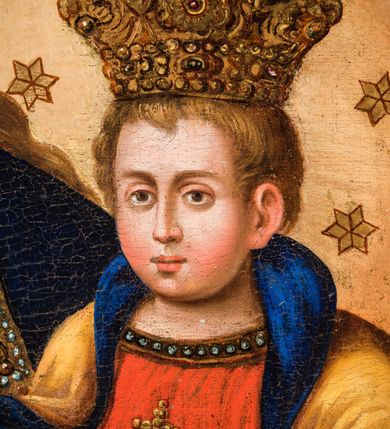 Zdjęcie nr 6: Obraz uzyskał formę stojącego prostokąta, zamkniętego u góry łukiem odcinkowym. Ujmuje go polichromowana i profilowana rama. W centrum kompozycji na jasnobrązowym, rozjaśnionym tle ukazano frontalnie w dwóch trzech Madonnę z Dzieciątkiem. Matka Boska na lewym ramieniu trzyma Dzieciątko, a w prawej ręce długie, fantazyjnie kształtowane, złote berło. Głowa Madonny ujęta została nieznacznie w trzech czwartych w prawo. Maria ma pociągłą twarz o jasnej karnacji i rumianych policzkach, wysokie czoło, prosty, długi nos i wydatne usta oraz ciemne oczy o spojrzeniu skierowanym na widza. Jej głowę otaczają jasne włosy spływające na ramiona. Ubrana jest w luźną, czerwoną suknię przewiązaną w pasie zieloną wstęgą oraz narzucony na nią błękitny płaszcz lamowany złotą taśmą z malowaną kameryzacją i perłami. W podobny sposób udekorowano  fibulę w kształcie taśmy spinający płaszcz pod szyją. Maria na głowie ma wysoką, złotą koronę o floralno-kwiataowych sterczynach z malowaną kameryzacją. Dzieciątko Jezus ukazane zostało w trzech czwartych w lewo. Prawą rękę ma uniesioną w geście błogosławieństwa, prawą zaś podtrzymuje niebieski glob ze złotym krzyżykiem. Jezus ma pociągłą twarz o jasnej karnacji z rumianymi policzkami, drobny nos i usta oraz szeroko otwarte ciemne oczy o spojrzeniu skierowanym na widza. Jego głowę otaczają jasne, krótkie włosy odsłaniające lewe ucho. Zbawiciel na głowie ma koronę podobną do korony Marii. Jezus ubrany jest w czerwoną tunikę lamowaną pod szyją i przy rękawach taśmą z rzędem pereł oraz jasnoochrowy płaszcz podbity błękitem, wywinięty przy szyi. Głowy postaci otaczają złote gwiazdki.