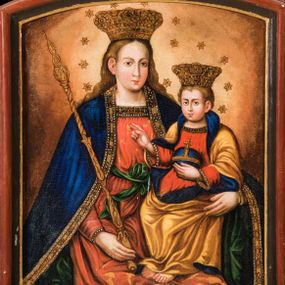 Zdjęcie nr 1: Obraz uzyskał formę stojącego prostokąta, zamkniętego u góry łukiem odcinkowym. Ujmuje go polichromowana i profilowana rama. W centrum kompozycji na jasnobrązowym, rozjaśnionym tle ukazano frontalnie w dwóch trzech Madonnę z Dzieciątkiem. Matka Boska na lewym ramieniu trzyma Dzieciątko, a w prawej ręce długie, fantazyjnie kształtowane, złote berło. Głowa Madonny ujęta została nieznacznie w trzech czwartych w prawo. Maria ma pociągłą twarz o jasnej karnacji i rumianych policzkach, wysokie czoło, prosty, długi nos i wydatne usta oraz ciemne oczy o spojrzeniu skierowanym na widza. Jej głowę otaczają jasne włosy spływające na ramiona. Ubrana jest w luźną, czerwoną suknię przewiązaną w pasie zieloną wstęgą oraz narzucony na nią błękitny płaszcz lamowany złotą taśmą z malowaną kameryzacją i perłami. W podobny sposób udekorowano  fibulę w kształcie taśmy spinający płaszcz pod szyją. Maria na głowie ma wysoką, złotą koronę o floralno-kwiataowych sterczynach z malowaną kameryzacją. Dzieciątko Jezus ukazane zostało w trzech czwartych w lewo. Prawą rękę ma uniesioną w geście błogosławieństwa, prawą zaś podtrzymuje niebieski glob ze złotym krzyżykiem. Jezus ma pociągłą twarz o jasnej karnacji z rumianymi policzkami, drobny nos i usta oraz szeroko otwarte ciemne oczy o spojrzeniu skierowanym na widza. Jego głowę otaczają jasne, krótkie włosy odsłaniające lewe ucho. Zbawiciel na głowie ma koronę podobną do korony Marii. Jezus ubrany jest w czerwoną tunikę lamowaną pod szyją i przy rękawach taśmą z rzędem pereł oraz jasnoochrowy płaszcz podbity błękitem, wywinięty przy szyi. Głowy postaci otaczają złote gwiazdki.