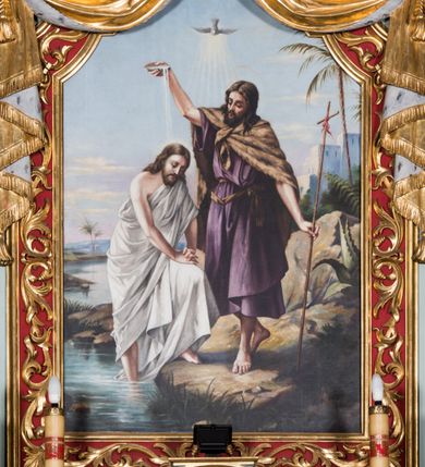 Zdjęcie nr 7: Ołtarz główny uzyskał formę przyściennej, dwukondygnacyjnej, neoklasycystycznej nastawy wzniesionej na rzucie elipsy z bocznymi bramkami. Stipes ołtarzowy uzyskał kształt leżącego prostopadłościanu podtrzymującego drewnianą mensę z portatylem. Jego lico dekorowane jest trzema równoległymi płycinami utworzonymi ze złoconych, profilowanych listew. Na mensie ustawiono prostopadłościenne tabernakulum w formie skrzynki flankowane parą pilastrów podtrzymujących nastawę tronu eucharystycznego. Ujmują go po bokach pary złoconych kolumn z korynckimi kapitelami podtrzymujące belkowanie wygięte na osi półkoliście. Na zwieńczeniu tabernakulum ustawiono leżącego na zamkniętej księdze z siedmioma pieczęciami srebrnego baranka apokaliptycznego na tle srebrzonych promieni. Pomiędzy kolumnami w polu zainstalowano obrotowy bęben z dwiema półkolistymi niszami. Retabulum zostało wsparte na wysokim cokole. Dolną kondygnację artykułują zwielokrotnione pilastry o kanelowanych trzonach i złoconych, kompozytowych głowicach oraz dwie wysunięte do przodu kanelowane kolumny o kapitelach kompozytowych. Podpory podtrzymują szeroki architraw wklęsło-wypukły dekorowany motywami roślinnymi oraz perełkami i ząbkami, wyłamany na przedłużeniu kolumn. W miejscu wyłamań usytuowano siedzących dwóch uskrzydlonych aniołów. Po bokach kolumn na konsolach ustawiono figury św. Piotra i św. Pawła. Boki ołtarza zamykają ażurowe wici roślinne pełniące rolę zredukowanych uszaków. W polu środkowym retabulum umieszczono prostokątne obramienie utworzone z dekoracyjnej ramy zdobionej wicią roślinną oraz podwieszonego u jej góry paludamentum z koroną podtrzymywaną przez dwa aniołki. W środku zainstalowano obraz Matki Boskiej Śnieżnej, a na zasuwie przedstawienie Chrztu Chrystusa w Jordanie. Zwieńczenie nastawy uzyskało kształt leżącego prostokąta flankowanego po bokach parą kanelowanych pilastrów o korynckich głowicach, na tle których ustawiono dwie kolumny podtrzymujących przerwane belkowanie z przerwanym przyczółkiem. Na osi zwieńczenia na postumencie ustawiono rzeźbę św. Michała Archanioła, a na przyczółkach rzeźby dwóch siedzących aniołów. W polu między pilastrami i kolumnami znalazło się płaskorzeźbione przedstawienie Trójcy Przenajświętszej. Dwie flankujące retabulum bramki ozdobiono dwoma aniołkami siedzącymi na ich zwieńczeniu na postumencie. Struktura całości pomalowane jest na zielono, ornamenty i profile wyzłocono, a rzeźby otrzymały naturalistyczną polichromię.