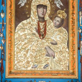 Zdjęcie nr 1: Obraz uzyskał kształt stojącego prostokąta. W centrum kompozycji przedstawiono frontalnie w półpostaci Matkę Boską z Dzieciątkiem na lewym ramieniu. Obie postacie przykrywają srebrne, złocone i trybowane w motywy kwiatowo-roślinne sukienki wotywne. Maria podtrzymuje małego Jezusa obiema, skrzyżowanymi rękami, trzymając równocześnie w prawej dłoni chustę. Jej głowa została ujęta nieznacznie w trzech czwartych w prawo. Madonna ma pociągłą twarz o jasnej karnacji i delikatnych, łagodnych rysach, z prostym nosem i pełnych ustach. Na głowie ma maforion lamowany taśmą. Maria ma na głowie złotą, zamkniętą koronę zwieńczoną globem z krzyżykiem. Korona jest dekorowaną  kameryzacją. Trzymane przez Madonnę Dzieciątko jest zwrócone w jej stronę w trzech czwartych. Mały Jezus lewą ręka podtrzymuje przy boku księgę Ewangelii. Natomiast nieznacznie usztywnioną i wyciągniętą przed siebie prawą rękę unosi w geście błogosławieństwa. Jezus ma okrągłą twarz o jasnej karnacji, pełnych ustach i rumianych policzkach, okoloną jasnobrązowymi, krótkimi włosami nad czołem układającymi się w loki. Ubrany jest w tunikę lamowaną taśmą pod szyją i przy rękawach. Na stopach widoczne są sandały. Na głowie ma zamknietą, kameryzowaną, złoconą i trybowaną w srebrze koronę wotywną. Głowy obu postaci otaczają świetliste nimby oraz dwanaście metalowych gwiazdek widocznych wokół głowy Matki Boskiej, a także dwóch srebrnych, trybowanych w blasze aniołów. Pod szyją Marii do sukienki przytwierdzono sznury korali oraz złote łańcuszki. u dołu bogato lamowaną złotym ornamentem roślinnym. 