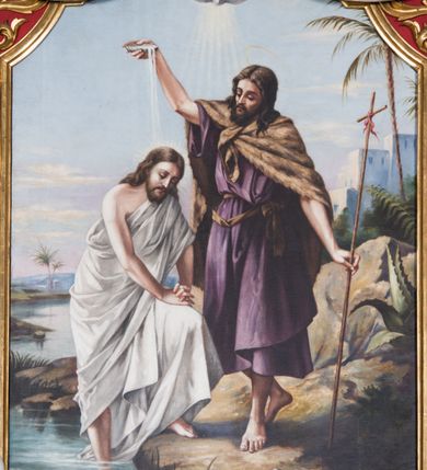 Zdjęcie nr 2: Obraz w kształcie stojącego prostokąta obramieniony ramą ołtarzową przedstawia scenę chrztu Chrystusa w Jordanie. W centrum kompozycji ukazano stojącego w Jordanie Chrystusa, który lekko pochylony obiema rękami podpiera się na ugiętej lewej nodze opartej o brzeg rzeki. Zbawiciel został ujęty w trzech czwartych w prawo. Ma pociągłą twarz o wydatnym nosie i ustach. Jego głowę okala brązowy zarost i długie włosy spływające na ramiona. Jego postać okrywa biała tkanina odsłaniając prawy bark i dolne fragmenty nóg. Z prawej strony Jezusa stoi na brzegu Jan Chrzciciel widoczny w trzech czwartych w lewo. W uniesionej nad głową Chrystusa prawej ręce trzyma muszlę, z której wylewa wodę na Zbawiciela. Natomiast w odsuniętej od tułowia lewej ręce trzyma drewnianą laskę krzyżową. Ponad Janem Chrzcicielem widać na tle jasnego nieba unoszącą się gołębicę Ducha Świętego w świetlistych promieniach. W głębi ukazano bieg rozlanej rzeki, a z prawej strony kompozycji skalisty brzeg ze wschodnia roślinnością oraz częściowo widoczną orientalną zabudowę miasta z palmą na pierwszym planie.