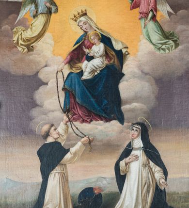 Zdjęcie nr 2: Wczesnoklasycystyczny, przyścienny ołtarz boczny, uzyskał kształt płaskiej nastawy jednokondygnacyjnej ze zwieńczeniem. Sarkofagowy stipes podtrzymuj drewnianą mensę przylegającą do wysokiego cokołu, na którym wzniesiono retabulum ujęte w boczne kanelowane pilastry o kompozytowych głowicach, podtrzymujących wyłamane po zewnętrznych belkowanie, dodatkowo wsparte w narożach na dwóch wolutowych konsolach dekorowanych motywem stylizowanej muszli. Na belkowaniu widoczny jest przerwany przyczółek, na którym usytuowano dwa siedzące, uskrzydlone aniołki. W polu między pilastrami usytuowano ornamentalną, czworoboczną ramę stanowiącą obramienie dla obrazu Matki Boskiej Różańcowej oraz umieszczonego na zasuwie obrazu Świętej Rodziny. Poniżej ramy zamontowano obraz Matki Boskiej Nieustającej Pomocy ujęty dwiema gablotami z wotami. Na tle pilastrów ustawiono dwie rzeźby niezidentyfikowanych świętych niewiast. Całoś dolnej kondygnacji flankują girlandy roślinno-kwiatowe pełniące rolę zredukowanych uszaków. Zwieńczenie nastawy uzyskało kształt leżącego prostokąta o wklęsłych bokach, zwieńczonego profilowanym gzymsem ujętym w nadwieszony łuk odcinkowy. Powyżej w promienistej glorii na tle obłoków wyobrażono trójkąt Bożej Opatrzności flankowany dwoma stojącymi aniołami. W polu zwieńczenia znalazła się prostokątna, płaskorzeźbiona płycina z monogramem maryjnym na tle słońca. Ponad nią widoczna jest para płaskorzeźbionych, uskrzydlonych główek anielskich. Struktura całości pomalowane jest na zielono, ornamenty i profile wyzłocono, a rzeźby otrzymały naturalistyczną polichromię.