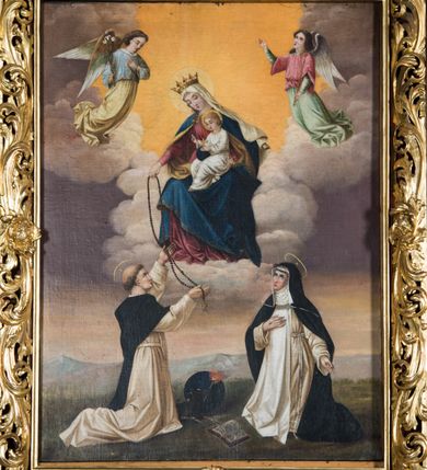 Zdjęcie nr 9: Wczesnoklasycystyczny, przyścienny ołtarz boczny, uzyskał kształt płaskiej nastawy jednokondygnacyjnej ze zwieńczeniem. Sarkofagowy stipes podtrzymuj drewnianą mensę przylegającą do wysokiego cokołu, na którym wzniesiono retabulum ujęte w boczne kanelowane pilastry o kompozytowych głowicach, podtrzymujących wyłamane po zewnętrznych belkowanie, dodatkowo wsparte w narożach na dwóch wolutowych konsolach dekorowanych motywem stylizowanej muszli. Na belkowaniu widoczny jest przerwany przyczółek, na którym usytuowano dwa siedzące, uskrzydlone aniołki. W polu między pilastrami usytuowano ornamentalną, czworoboczną ramę stanowiącą obramienie dla obrazu Matki Boskiej Różańcowej oraz umieszczonego na zasuwie obrazu Świętej Rodziny. Poniżej ramy zamontowano obraz Matki Boskiej Nieustającej Pomocy ujęty dwiema gablotami z wotami. Na tle pilastrów ustawiono dwie rzeźby niezidentyfikowanych świętych niewiast. Całoś dolnej kondygnacji flankują girlandy roślinno-kwiatowe pełniące rolę zredukowanych uszaków. Zwieńczenie nastawy uzyskało kształt leżącego prostokąta o wklęsłych bokach, zwieńczonego profilowanym gzymsem ujętym w nadwieszony łuk odcinkowy. Powyżej w promienistej glorii na tle obłoków wyobrażono trójkąt Bożej Opatrzności flankowany dwoma stojącymi aniołami. W polu zwieńczenia znalazła się prostokątna, płaskorzeźbiona płycina z monogramem maryjnym na tle słońca. Ponad nią widoczna jest para płaskorzeźbionych, uskrzydlonych główek anielskich. Struktura całości pomalowane jest na zielono, ornamenty i profile wyzłocono, a rzeźby otrzymały naturalistyczną polichromię.