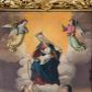 Zdjęcie nr 1: Obraz uzyskał kształt stojącego prostokąta. W centrum kompozycji przedstawiono Matkę Boską Różańcową w towarzystwie św. Dominika i św. Katarzyny Sieneńskiej. Siedząca na obłokach Madonna ukazana została frontalnie z głową pochyloną w lewo ujętą w trzech czwartych. Wyciągniętą prawą ręką podaje różaniec klęczącemu na ziemi św. Dominikowi, natomiast lewą przytrzymuje siedzącego na jej kolanach małego Jezusa. Maria ma pociągłą twarz o jasnej karnacji delikatny nos i usta oraz półprzymknięte oczy. Ubrana jest w szkarłatną suknię przepasaną w pasie oraz niebieski płaszcz podbity jasną ochrą, narzucony na ramiona i spięty pod szyją podłużną klamrą, którego lewa poła zakrywa jej kolana. Na głowie Maria ma jasną chustę, której rozwiane końce spływają na ramiona w całości zakrywając jej włosy. Na głowie otoczonej jasnym nimbem ma złotą koronę ze stylizowanymi floralnie sterczynami. Siedzące na kolanach matki Dzieciątko ujęte został w trzech czwartych w lewo. Jezus prawą ręką udziela błogosławieństwa Dominikowi, lewą zaś podtrzymuje na kolanach niebieski glob ze złotym krzyżykiem. Dzieciątko ma pociągłą twarz z drobnym nosem i ustami, otoczoną krótkimi jasnymi włosami odsłaniającymi fragment lewego ucha. Jego głowę okala świetlisty nimb. Klęczący z lewej strony św. Dominik został ukazany w trzech czwartych w prawo, z głową w profilu uniesioną w stronę Madonny. Obiema rękami odbiera różaniec od Marii zakończony złotym krzyżykiem. Jest to mężczyzna w średnim wieku o jasnej karnacji z siwiejącymi włosami z wyciętą tonsurą. Ma prosty nos i wydatne usta. Ubrany jest w biały habit i czarny płaszcz zakonny z kapturem. Wokół głowy widać nimb. Po drugiej stronie klęczy zwrócona w lewo św. Katarzyna ze Sieny. Prawą rękę przykłada do piersi, lewą zaś wyraźnie odsuwa od siebie w geście adoracji. Jej spojrzenie lekko uniesionej głowy jest skierowane w stronę Madonny. Katarzyna ma jasną karnację, drobny nos i usta. Święta ubrana jest w biały habit ze szkaplerzem oraz czarny welon, spod którego widać kornet i podwikę. Na głowie ma cierniową koronę. Jej głowę otacza nimb. W górnej części obrazu na tle obłoków ukazano dwóch adorujących Marię uskrzydlonych aniołów. Obaj ujęci zostali w pełnej postaci w trzech czwartych. Anioł z lewej pochyla głowę do przodu, trzymając w prawej ręce lilię, lewą zaś przykładając do piersi. Ubrany jest w długą jasną tunikę oraz bladoniebieską koszulę. Z kolei anioł z prawej unosi głowę ku górze, jednocześnie trzymając w lewej ręce złote berło. Na dole obrazu pomiędzy obu świętymi na tle łąki z widocznym w głębi górzystym krajobrazem leży otwarta księga oraz w tyle czarny pies z pochodnią w pysku, ukazany na tle globu.
