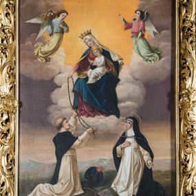 Zdjęcie nr 1: Obraz uzyskał kształt stojącego prostokąta. W centrum kompozycji przedstawiono Matkę Boską Różańcową w towarzystwie św. Dominika i św. Katarzyny Sieneńskiej. Siedząca na obłokach Madonna ukazana została frontalnie z głową pochyloną w lewo ujętą w trzech czwartych. Wyciągniętą prawą ręką podaje różaniec klęczącemu na ziemi św. Dominikowi, natomiast lewą przytrzymuje siedzącego na jej kolanach małego Jezusa. Maria ma pociągłą twarz o jasnej karnacji delikatny nos i usta oraz półprzymknięte oczy. Ubrana jest w szkarłatną suknię przepasaną w pasie oraz niebieski płaszcz podbity jasną ochrą, narzucony na ramiona i spięty pod szyją podłużną klamrą, którego lewa poła zakrywa jej kolana. Na głowie Maria ma jasną chustę, której rozwiane końce spływają na ramiona w całości zakrywając jej włosy. Na głowie otoczonej jasnym nimbem ma złotą koronę ze stylizowanymi floralnie sterczynami. Siedzące na kolanach matki Dzieciątko ujęte został w trzech czwartych w lewo. Jezus prawą ręką udziela błogosławieństwa Dominikowi, lewą zaś podtrzymuje na kolanach niebieski glob ze złotym krzyżykiem. Dzieciątko ma pociągłą twarz z drobnym nosem i ustami, otoczoną krótkimi jasnymi włosami odsłaniającymi fragment lewego ucha. Jego głowę okala świetlisty nimb. Klęczący z lewej strony św. Dominik został ukazany w trzech czwartych w prawo, z głową w profilu uniesioną w stronę Madonny. Obiema rękami odbiera różaniec od Marii zakończony złotym krzyżykiem. Jest to mężczyzna w średnim wieku o jasnej karnacji z siwiejącymi włosami z wyciętą tonsurą. Ma prosty nos i wydatne usta. Ubrany jest w biały habit i czarny płaszcz zakonny z kapturem. Wokół głowy widać nimb. Po drugiej stronie klęczy zwrócona w lewo św. Katarzyna ze Sieny. Prawą rękę przykłada do piersi, lewą zaś wyraźnie odsuwa od siebie w geście adoracji. Jej spojrzenie lekko uniesionej głowy jest skierowane w stronę Madonny. Katarzyna ma jasną karnację, drobny nos i usta. Święta ubrana jest w biały habit ze szkaplerzem oraz czarny welon, spod którego widać kornet i podwikę. Na głowie ma cierniową koronę. Jej głowę otacza nimb. W górnej części obrazu na tle obłoków ukazano dwóch adorujących Marię uskrzydlonych aniołów. Obaj ujęci zostali w pełnej postaci w trzech czwartych. Anioł z lewej pochyla głowę do przodu, trzymając w prawej ręce lilię, lewą zaś przykładając do piersi. Ubrany jest w długą jasną tunikę oraz bladoniebieską koszulę. Z kolei anioł z prawej unosi głowę ku górze, jednocześnie trzymając w lewej ręce złote berło. Na dole obrazu pomiędzy obu świętymi na tle łąki z widocznym w głębi górzystym krajobrazem leży otwarta księga oraz w tyle czarny pies z pochodnią w pysku, ukazany na tle globu.