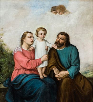 Zdjęcie nr 1: Obraz uzyskał kształt stojącego prostokąta. W centrum kompozycji ukazano siedzącą na kamiennej ławie Matkę Boską z Dzieciątkiem i św. Józefa. Maria ujęta została w trzech czwartych w prawo. Obiema rękami podtrzymuje stojącego na jej kolanach małego Jezusa. Ma owalną twarz o jasnej karnacji i rumianych policzkach, wydatny nos i usta. Brązowe włosy Madonny częściowo przykrywa przeźroczysta chusta opadająca na jej ramiona. Maria ubrana jest w bladoczerwoną suknię przewiązaną w pasie i ciemnoniebieski płaszcz okrywający jej nogi. Spod niego widać fragment lewej stopy. Stojące Dzieciątko ujęte zostało nieznacznie w trzech czwartych w prawo. Jezus ma rozłożone ręce. Jego owalną twarz o jasnej karnacji i rumianych policzkach charakteryzuje drobny nos i usta. Głowę okalają krótkie, jasne włosy odsłaniające fragment prawego ucha. Dzieciątko ubrane jest w białą tunikę sięgającą bosych stóp. Jego głowę otacza delikatny świetlisty nimb. Siedzący obok św. Józef przedstawiony został w trzech czwartych w lewo. Lekko nachylony w stronę Dzieciątka obie dłonie ma splecione i oparte na prawym kolanie, nieznacznie podnosząc głowę. Jego pociągłą twarz o wydatnym nosie i ustach okala ciemna broda i włosy spływające na ramiona. Ubrany jest w turkusową tunikę i brązowy płaszcz przerzucony przez prawe ramię i osłaniający nogi. Spod płaszcza widoczny jest fragment jego bosej stopy. Nad głową Marii i św. Józefa widoczne są delikatne nimby talerzowe. Ponad święta Rodziną na tle nieba przykrytego jasnymi obłokami widać parę uskrzydlonych główek anielskich. W tle dostrzegalna jest niewielką sekwencja pejzażowa. 