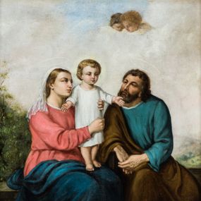 Zdjęcie nr 1: Obraz uzyskał kształt stojącego prostokąta. W centrum kompozycji ukazano siedzącą na kamiennej ławie Matkę Boską z Dzieciątkiem i św. Józefa. Maria ujęta została w trzech czwartych w prawo. Obiema rękami podtrzymuje stojącego na jej kolanach małego Jezusa. Ma owalną twarz o jasnej karnacji i rumianych policzkach, wydatny nos i usta. Brązowe włosy Madonny częściowo przykrywa przeźroczysta chusta opadająca na jej ramiona. Maria ubrana jest w bladoczerwoną suknię przewiązaną w pasie i ciemnoniebieski płaszcz okrywający jej nogi. Spod niego widać fragment lewej stopy. Stojące Dzieciątko ujęte zostało nieznacznie w trzech czwartych w prawo. Jezus ma rozłożone ręce. Jego owalną twarz o jasnej karnacji i rumianych policzkach charakteryzuje drobny nos i usta. Głowę okalają krótkie, jasne włosy odsłaniające fragment prawego ucha. Dzieciątko ubrane jest w białą tunikę sięgającą bosych stóp. Jego głowę otacza delikatny świetlisty nimb. Siedzący obok św. Józef przedstawiony został w trzech czwartych w lewo. Lekko nachylony w stronę Dzieciątka obie dłonie ma splecione i oparte na prawym kolanie, nieznacznie podnosząc głowę. Jego pociągłą twarz o wydatnym nosie i ustach okala ciemna broda i włosy spływające na ramiona. Ubrany jest w turkusową tunikę i brązowy płaszcz przerzucony przez prawe ramię i osłaniający nogi. Spod płaszcza widoczny jest fragment jego bosej stopy. Nad głową Marii i św. Józefa widoczne są delikatne nimby talerzowe. Ponad święta Rodziną na tle nieba przykrytego jasnymi obłokami widać parę uskrzydlonych główek anielskich. W tle dostrzegalna jest niewielką sekwencja pejzażowa. 