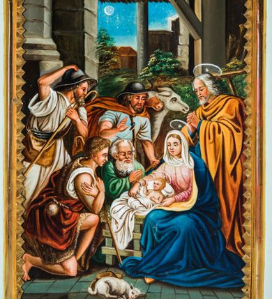 Zdjęcie nr 6: Przyścienny, wczesnoklasycystyczny ołtarz uzyskał formę architektonicznej, jednokondygnacyjnej nastawy ze zwieńczeniem. Sarkofagowy stipes ołtarzowy podtrzymuje drewnianą mensy, na której ustawiono prostopadłościenne tabernakulum w formie skrzynki. Złocone drzwiczki ozdobiono płaskorzeźbionym przedstawieniem kielicha ustawionego na obłokach z hostią otoczoną promieniami. Tabernakulum flankują dwie wypukło wklęsłe płyciny zawierające obraz ze scena pokłonu Trzech Króli oraz Zmartwychwstanie Chrystusa. Powyżej wzniesiono retabulum artykułowane po bokach kanelowanymi pilastrami z kompozytowymi głowicami, podtrzymującymi wyłamane po zewnętrznych belkowanie, dodatkowo wsparte na ustawionych w narożach konsolach. Konsole ozdobiono ornament z motywem  stylizowanej muszli. Na belkowaniu wsparto przerwany przyczółek, na bokach którego siedzą dwa uskrzydlone anioły. Zwieńczenie utworzono z lezącego prostokąta o wklęsłych bokach zwieńczonego profilowanym gzymsem ujętym w nadwieszony łuk odcinkowy. Na jego szczycie po bokach ustawiono dwa stojące uskrzydlone anioły. W polu zwieńczenia znalazł się płaskorzeźbiony chrystogram "IHS" w promienistej glorii. Powyżej umieszczono parę uskrzydlonych główek anielskich. Z kolei w polu kondygnacji między pilastrami usytuowano półokrągłą niszę z figurą Najświętszego Serca Pana Jezusa. Na tle pilastrów dostawione zostały posągi św. Barbary i św. Marii Magdaleny. Struktura została pomalowana w kolorze jasnego seledynu, ornamenty i profile wyzłocono, a rzeźby otrzymały naturalistyczną polichromię.