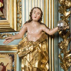 Zdjęcie nr 1: Pełnopostaciowa figura ukazuje stojącą frontalnie świętą Marię Magdalenę w kontrapoście. Święta rozkłada ręce, trzymając w lewej dłoni srebrzoną czaszkę. Kobieta ma pociągłą twarz o pucułowatych, rumianych policzkach, wyrazisty nos i usta oraz szeroko otwarte oczy ze spojrzeniem skierowanym na widza. Jej głowę otaczają długie brązowe włosy spływające na ramiona. Ubrana jest w złoconą, mocno drapowaną suknie ściągniętą do pasa, odsłaniającą jej nagi tułów i ręce. Spod szaty widać końce bosych stóp.