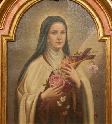 Zdjęcie nr 6: Nastawa ołtarzowa architektoniczna, jednoosiowa, jednokondygnacyjna. Ołtarz prostopadłościenny, drewniany, z drewnianą mensą na niskim cokole, flankowaną po bokach parą kanelowanych pilastrów o kapitelach jońskich. Antependium w formie płyciny marmoryzowanej na kolor różowy w kształcie leżącego prostokąta o owalnych narożach, ujęte w złoconą i wąską ramę. W polu płaskorzeźbione narzędzia Męki Pańskiej (krzyż, włócznia i korona cierniowa). 

Cokół nastawy zryzalitowany, wysoki, zdobiony płycinami z rozetami. Kondygnacja ujęta jest od wewnątrz parą pilastrów o kanelowanych trzonach, a od zewnątrz parą marmoryzowanych na zielono filarów i ustawioną przed nimi parą kolumn o kanelowanych i marmoryzowanych na różowo trzonach. Podpory ustawione są na bazach, mają kompozytowe kapitele i wspierają imposty oraz przerwane nad polem środkowym belkowanie, dekorowane profilowaniem i pasem kostkowania, a także przerwany, wolutowy przyczółek z parą aniołków. Nad środkiem belkowania nad dwóch niewielkich, spiętych spływach wolutowych ustawiona jest niewielkich rozmiarów rzeźbiona grupa przedstawiająca Boga Ojca po prawej i Jezusa Chrystusa po lewej stronie. Nad retabulum, nad wnęką okienną zawieszona jest gołębica Ducha Świętego w dużej promienistej glorii o promieniach, zebranych w wiązki nierównej długości. Retabulum po bokach ujęte jest uszami w formie ażurowej wici z ornamentu rocaille'owego.

W polu środkowym w szerokiej ramie w kształcie stojącego prostokąta, zamkniętego łukiem wklęsło-wypukłym z uskokami umieszczony jest obraz św. Mikołaja oraz św. Barbary na zasuwie. W zwieńczeniu ramy po bokach usadzona jest para aniołków. Poniżej obrazu fantazyjna, architektoniczna oprawa z umieszczonym w polu obrazem św. Teresy z Lisieux. Oprawa w formie niewielkiej, płaskiej aediculi, ustawionej na niskim cokole, flankowanej dwoma pilastrami, zamkniętej łukiem nadwieszonym, na szczycie którego niski cokolik na krucyfiks. Po bokach uszy o fantazyjnym wykroju, z wycięciem w górnej połowie, w dolnej zdobione kratką.

Struktura marmoryzowana jest w odcieniu niebieskim i jasnoróżowym; ornamentyka, profile, ramy i kanelury na pilastrach są złocone.