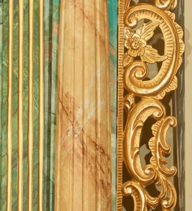 Zdjęcie nr 12: Nastawa ołtarzowa architektoniczna, jednoosiowa, jednokondygnacyjna. Ołtarz prostopadłościenny, drewniany, z drewnianą mensą na niskim cokole, flankowaną po bokach parą kanelowanych pilastrów o kapitelach jońskich. Antependium w formie płyciny marmoryzowanej na kolor różowy w kształcie leżącego prostokąta o owalnych narożach, ujęte w złoconą i wąską ramę. W polu płaskorzeźbione narzędzia Męki Pańskiej (krzyż, włócznia i korona cierniowa). 

Cokół nastawy zryzalitowany, wysoki, zdobiony płycinami z rozetami. Kondygnacja ujęta jest od wewnątrz parą pilastrów o kanelowanych trzonach, a od zewnątrz parą marmoryzowanych na zielono filarów i ustawioną przed nimi parą kolumn o kanelowanych i marmoryzowanych na różowo trzonach. Podpory ustawione są na bazach, mają kompozytowe kapitele i wspierają imposty oraz przerwane nad polem środkowym belkowanie, dekorowane profilowaniem i pasem kostkowania, a także przerwany, wolutowy przyczółek z parą aniołków. Nad środkiem belkowania nad dwóch niewielkich, spiętych spływach wolutowych ustawiona jest niewielkich rozmiarów rzeźbiona grupa przedstawiająca Boga Ojca po prawej i Jezusa Chrystusa po lewej stronie. Nad retabulum, nad wnęką okienną zawieszona jest gołębica Ducha Świętego w dużej promienistej glorii o promieniach, zebranych w wiązki nierównej długości. Retabulum po bokach ujęte jest uszami w formie ażurowej wici z ornamentu rocaille'owego.

W polu środkowym w szerokiej ramie w kształcie stojącego prostokąta, zamkniętego łukiem wklęsło-wypukłym z uskokami umieszczony jest obraz św. Mikołaja oraz św. Barbary na zasuwie. W zwieńczeniu ramy po bokach usadzona jest para aniołków. Poniżej obrazu fantazyjna, architektoniczna oprawa z umieszczonym w polu obrazem św. Teresy z Lisieux. Oprawa w formie niewielkiej, płaskiej aediculi, ustawionej na niskim cokole, flankowanej dwoma pilastrami, zamkniętej łukiem nadwieszonym, na szczycie którego niski cokolik na krucyfiks. Po bokach uszy o fantazyjnym wykroju, z wycięciem w górnej połowie, w dolnej zdobione kratką.

Struktura marmoryzowana jest w odcieniu niebieskim i jasnoróżowym; ornamentyka, profile, ramy i kanelury na pilastrach są złocone.