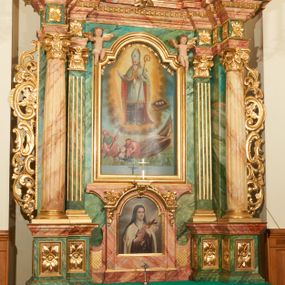 Zdjęcie nr 1: Obraz w kształcie stojącego prostokąta, zamkniętego łukiem wklęsło-wypukłym z uskokami z przedstawieniem św. Mikołaja ratującego rozbitków. Kompozycja dwustrefowa, wielopostaciowa. W górnej strefie, w centrum kompozycji św. Mikołaj ukazany na tle otoku utworzonego z światła i chmur, zwrócony trzy czwarte w prawo, który prawą ręką czyni gest błogosławieństwa, a w lewej trzyma pastorał. Święty ubrany jest w szaty biskupie: sięgającą do ziemi szarą albę, białą rokietę zakończoną złotą lamelką oraz ozdobny płaszcz z czerwoną podszewką i złotym galonem na obrzeżach; na głowie ma infułę. Twarz okolona jest siwą i długą brodą. Po prawej stronie obrazu znajduje się palma męczeństwa i zamknięta księga w ciemnej oprawie, a na niej ułożone rzędem trzy złote kule. W dolnej strefie, w morskiej fali, na zatopionej częściowo łódce z przewróconym, wysokim, białym żaglem widoczna jest grupka tonących ludzi. Po lewej mężczyzna siedzący na końcu łódki, zwrócony trzy czwarte w lewo, z wiosłem w rękach,  z głową skierowaną w stronę św. Mikołaja. Ubrany jest w niebieską suknię z podwiniętym rękawem oraz przerzucony przez lewe ramię czerwony płaszcz, okrywający prawie całą postać.  Twarz ukazana z prawego profilu, włosy i broda siwe, długi i wąski nos. Obok niego mężczyzna ukazany od pasa w górę, ratujący tonącą kobietę i dziecko. Ubrany jest w czerwoną szatę, zarzuconą na prawe ramię i otulającą prawie całą postać. Kobieta do piersi zanurzona w morskiej fali, zwrócona trzy czwarte w prawo, z rękoma wzniesionymi ku górze i głową skierowaną w stronę św. Mikołaja. Ubrana jest w niebieską szatę, odsłaniającą piersi. Twarz okrągła; małe usta; długi i wąski nos, niskie czoło. Włosy ciemne, długie, z przedziałkiem na środku. Na jej lewym ramieniu nagie niemowlę, zwrócone trzy czwarte w prawo, z rękoma wzniesionymi ku górze. Kolorystyka bogata, z przewagą barw błękitu i czerwieni. Rama drewniana, profilowana, złocona, od góry zamknięta łukiem wklęsło-wypukłym z uskokami i ozdobiona girlandą utworzoną z kampanul i kwiatów.