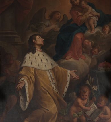 Zdjęcie nr 8: Obraz w kształcie stojącego prostokąta, w drewnianej, profilowanej, złoconej ramie ozdobionej motywami liści i kwiatów. Na obrazie przedstawiony klęczący św. Kazimierz, któremu ukazuje się siedząca na chmurach Matka Boska z Dzieciątkiem w otoczeniu aniołów. Święty ujęty w trzech czwartych, z rękami opuszczonymi w dół i rozłożonymi na boki, z głową niemalże z profilu zwróconą w górę, w kierunku Matki Boskiej. Jego twarz oddającą rysy młodego mężczyzny, wyróżniają wydatny nos, szeroko otwarte oczy i pełne, lekko rozwarte usta. Brązowe włosy, odsłaniające ucho, są lekko skręcone i sięgają ramion; wokół głowy zaznaczony rozświetlony nimb. Ubrany jest w długi,  jasnobrązowy płaszcz z gronostajowym, długim kołnierzem, gronostajowymi mankietami i brzegami. Maria przedstawiona jest w trzech czwartych, zwrócona w kierunku św. Kazimierza, o twarzy owalnej, miękko modelowanych rysach, z długim nosem i drobnymi, pełnymi ustami, z brązowymi włosami przykrytymi brązowym welonem. Jest ubrana w brązową koszulę z wąskimi rękawami, czerwoną suknię i niebieski płaszcz przerzucony na lewym ramieniu i prawej nodze. Trzymany przez nią Jezus stoi i został ukazany w trzech czwartych, z białą pieluchą wokół bioder. Zwraca się w kierunku świętego, unosząc prawą rączkę w geście błogosławieństwa, a lewą trzymając na ręce obejmującej go matki. Z chmur wyłaniają się uskrzydlone główki aniołków, o podobnych pełnych twarzach, różowych policzkach i drobnych ustach. W prawym, dolnym rogu kompozycji przed stolikiem nakrytym zielonym, długim obrusem z książęcą tiarą ukazane dwa nagie putta. Putto siedzące trzyma rozłożoną księgę z cytatem „Omni Die dic MARIAE mea laudes anima [E]ius festa [Eiu]s gesta [col]e devotissima”, na który wskazuje palcem drugi, stojący anioł, z zarzuconą zieloną szarfą, trzymający w ręku lilię. Za św. Kazimierzem, na tle kolumny przesłoniętej od góry czerwoną kotarą, stoi uskrzydlony anioł, z głową i lekko ugiętą prawą nogą zwróconą w lewo, a ciałem i złożonymi w geście modlitwy rękami w swoją prawą stronę. Anioł jest ubrany w białą suknię i turkusowy płaszcz. Drugi z aniołów wyłania się z chmur i zwraca w kierunku Marii, ukazany jest do pasa, w trzech czwartych, z rękami złożonymi na piersi, ubrany w białą suknię i zielony płaszcz. W tle kompozycji skłębione chmury rozświetlone słońcem.          