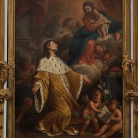 Zdjęcie nr 1: Obraz w kształcie stojącego prostokąta, w drewnianej, profilowanej, złoconej ramie ozdobionej motywami liści i kwiatów. Na obrazie przedstawiony klęczący św. Kazimierz, któremu ukazuje się siedząca na chmurach Matka Boska z Dzieciątkiem w otoczeniu aniołów. Święty ujęty w trzech czwartych, z rękami opuszczonymi w dół i rozłożonymi na boki, z głową niemalże z profilu zwróconą w górę, w kierunku Matki Boskiej. Jego twarz oddającą rysy młodego mężczyzny, wyróżniają wydatny nos, szeroko otwarte oczy i pełne, lekko rozwarte usta. Brązowe włosy, odsłaniające ucho, są lekko skręcone i sięgają ramion; wokół głowy zaznaczony rozświetlony nimb. Ubrany jest w długi,  jasnobrązowy płaszcz z gronostajowym, długim kołnierzem, gronostajowymi mankietami i brzegami. Maria przedstawiona jest w trzech czwartych, zwrócona w kierunku św. Kazimierza, o twarzy owalnej, miękko modelowanych rysach, z długim nosem i drobnymi, pełnymi ustami, z brązowymi włosami przykrytymi brązowym welonem. Jest ubrana w brązową koszulę z wąskimi rękawami, czerwoną suknię i niebieski płaszcz przerzucony na lewym ramieniu i prawej nodze. Trzymany przez nią Jezus stoi i został ukazany w trzech czwartych, z białą pieluchą wokół bioder. Zwraca się w kierunku świętego, unosząc prawą rączkę w geście błogosławieństwa, a lewą trzymając na ręce obejmującej go matki. Z chmur wyłaniają się uskrzydlone główki aniołków, o podobnych pełnych twarzach, różowych policzkach i drobnych ustach. W prawym, dolnym rogu kompozycji przed stolikiem nakrytym zielonym, długim obrusem z książęcą tiarą ukazane dwa nagie putta. Putto siedzące trzyma rozłożoną księgę z cytatem „Omni Die dic MARIAE mea laudes anima [E]ius festa [Eiu]s gesta [col]e devotissima”, na który wskazuje palcem drugi, stojący anioł, z zarzuconą zieloną szarfą, trzymający w ręku lilię. Za św. Kazimierzem, na tle kolumny przesłoniętej od góry czerwoną kotarą, stoi uskrzydlony anioł, z głową i lekko ugiętą prawą nogą zwróconą w lewo, a ciałem i złożonymi w geście modlitwy rękami w swoją prawą stronę. Anioł jest ubrany w białą suknię i turkusowy płaszcz. Drugi z aniołów wyłania się z chmur i zwraca w kierunku Marii, ukazany jest do pasa, w trzech czwartych, z rękami złożonymi na piersi, ubrany w białą suknię i zielony płaszcz. W tle kompozycji skłębione chmury rozświetlone słońcem.          