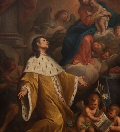 Zdjęcie nr 7: Obraz w kształcie stojącego prostokąta, w drewnianej, profilowanej, złoconej ramie ozdobionej motywami liści i kwiatów. Na obrazie przedstawiony klęczący św. Kazimierz, któremu ukazuje się siedząca na chmurach Matka Boska z Dzieciątkiem w otoczeniu aniołów. Święty ujęty w trzech czwartych, z rękami opuszczonymi w dół i rozłożonymi na boki, z głową niemalże z profilu zwróconą w górę, w kierunku Matki Boskiej. Jego twarz oddającą rysy młodego mężczyzny, wyróżniają wydatny nos, szeroko otwarte oczy i pełne, lekko rozwarte usta. Brązowe włosy, odsłaniające ucho, są lekko skręcone i sięgają ramion; wokół głowy zaznaczony rozświetlony nimb. Ubrany jest w długi,  jasnobrązowy płaszcz z gronostajowym, długim kołnierzem, gronostajowymi mankietami i brzegami. Maria przedstawiona jest w trzech czwartych, zwrócona w kierunku św. Kazimierza, o twarzy owalnej, miękko modelowanych rysach, z długim nosem i drobnymi, pełnymi ustami, z brązowymi włosami przykrytymi brązowym welonem. Jest ubrana w brązową koszulę z wąskimi rękawami, czerwoną suknię i niebieski płaszcz przerzucony na lewym ramieniu i prawej nodze. Trzymany przez nią Jezus stoi i został ukazany w trzech czwartych, z białą pieluchą wokół bioder. Zwraca się w kierunku świętego, unosząc prawą rączkę w geście błogosławieństwa, a lewą trzymając na ręce obejmującej go matki. Z chmur wyłaniają się uskrzydlone główki aniołków, o podobnych pełnych twarzach, różowych policzkach i drobnych ustach. W prawym, dolnym rogu kompozycji przed stolikiem nakrytym zielonym, długim obrusem z książęcą tiarą ukazane dwa nagie putta. Putto siedzące trzyma rozłożoną księgę z cytatem „Omni Die dic MARIAE mea laudes anima [E]ius festa [Eiu]s gesta [col]e devotissima”, na który wskazuje palcem drugi, stojący anioł, z zarzuconą zieloną szarfą, trzymający w ręku lilię. Za św. Kazimierzem, na tle kolumny przesłoniętej od góry czerwoną kotarą, stoi uskrzydlony anioł, z głową i lekko ugiętą prawą nogą zwróconą w lewo, a ciałem i złożonymi w geście modlitwy rękami w swoją prawą stronę. Anioł jest ubrany w białą suknię i turkusowy płaszcz. Drugi z aniołów wyłania się z chmur i zwraca w kierunku Marii, ukazany jest do pasa, w trzech czwartych, z rękami złożonymi na piersi, ubrany w białą suknię i zielony płaszcz. W tle kompozycji skłębione chmury rozświetlone słońcem.          