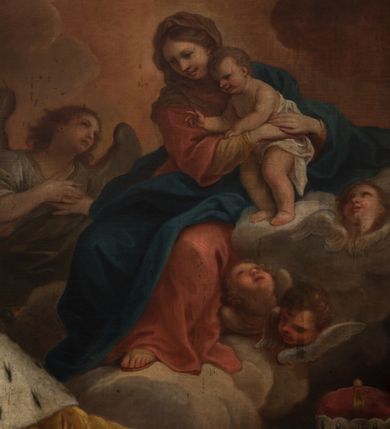 Zdjęcie nr 12: Obraz w kształcie stojącego prostokąta, w drewnianej, profilowanej, złoconej ramie ozdobionej motywami liści i kwiatów. Na obrazie przedstawiony klęczący św. Kazimierz, któremu ukazuje się siedząca na chmurach Matka Boska z Dzieciątkiem w otoczeniu aniołów. Święty ujęty w trzech czwartych, z rękami opuszczonymi w dół i rozłożonymi na boki, z głową niemalże z profilu zwróconą w górę, w kierunku Matki Boskiej. Jego twarz oddającą rysy młodego mężczyzny, wyróżniają wydatny nos, szeroko otwarte oczy i pełne, lekko rozwarte usta. Brązowe włosy, odsłaniające ucho, są lekko skręcone i sięgają ramion; wokół głowy zaznaczony rozświetlony nimb. Ubrany jest w długi,  jasnobrązowy płaszcz z gronostajowym, długim kołnierzem, gronostajowymi mankietami i brzegami. Maria przedstawiona jest w trzech czwartych, zwrócona w kierunku św. Kazimierza, o twarzy owalnej, miękko modelowanych rysach, z długim nosem i drobnymi, pełnymi ustami, z brązowymi włosami przykrytymi brązowym welonem. Jest ubrana w brązową koszulę z wąskimi rękawami, czerwoną suknię i niebieski płaszcz przerzucony na lewym ramieniu i prawej nodze. Trzymany przez nią Jezus stoi i został ukazany w trzech czwartych, z białą pieluchą wokół bioder. Zwraca się w kierunku świętego, unosząc prawą rączkę w geście błogosławieństwa, a lewą trzymając na ręce obejmującej go matki. Z chmur wyłaniają się uskrzydlone główki aniołków, o podobnych pełnych twarzach, różowych policzkach i drobnych ustach. W prawym, dolnym rogu kompozycji przed stolikiem nakrytym zielonym, długim obrusem z książęcą tiarą ukazane dwa nagie putta. Putto siedzące trzyma rozłożoną księgę z cytatem „Omni Die dic MARIAE mea laudes anima [E]ius festa [Eiu]s gesta [col]e devotissima”, na który wskazuje palcem drugi, stojący anioł, z zarzuconą zieloną szarfą, trzymający w ręku lilię. Za św. Kazimierzem, na tle kolumny przesłoniętej od góry czerwoną kotarą, stoi uskrzydlony anioł, z głową i lekko ugiętą prawą nogą zwróconą w lewo, a ciałem i złożonymi w geście modlitwy rękami w swoją prawą stronę. Anioł jest ubrany w białą suknię i turkusowy płaszcz. Drugi z aniołów wyłania się z chmur i zwraca w kierunku Marii, ukazany jest do pasa, w trzech czwartych, z rękami złożonymi na piersi, ubrany w białą suknię i zielony płaszcz. W tle kompozycji skłębione chmury rozświetlone słońcem.          