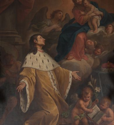 Zdjęcie nr 9: Obraz w kształcie stojącego prostokąta, w drewnianej, profilowanej, złoconej ramie ozdobionej motywami liści i kwiatów. Na obrazie przedstawiony klęczący św. Kazimierz, któremu ukazuje się siedząca na chmurach Matka Boska z Dzieciątkiem w otoczeniu aniołów. Święty ujęty w trzech czwartych, z rękami opuszczonymi w dół i rozłożonymi na boki, z głową niemalże z profilu zwróconą w górę, w kierunku Matki Boskiej. Jego twarz oddającą rysy młodego mężczyzny, wyróżniają wydatny nos, szeroko otwarte oczy i pełne, lekko rozwarte usta. Brązowe włosy, odsłaniające ucho, są lekko skręcone i sięgają ramion; wokół głowy zaznaczony rozświetlony nimb. Ubrany jest w długi,  jasnobrązowy płaszcz z gronostajowym, długim kołnierzem, gronostajowymi mankietami i brzegami. Maria przedstawiona jest w trzech czwartych, zwrócona w kierunku św. Kazimierza, o twarzy owalnej, miękko modelowanych rysach, z długim nosem i drobnymi, pełnymi ustami, z brązowymi włosami przykrytymi brązowym welonem. Jest ubrana w brązową koszulę z wąskimi rękawami, czerwoną suknię i niebieski płaszcz przerzucony na lewym ramieniu i prawej nodze. Trzymany przez nią Jezus stoi i został ukazany w trzech czwartych, z białą pieluchą wokół bioder. Zwraca się w kierunku świętego, unosząc prawą rączkę w geście błogosławieństwa, a lewą trzymając na ręce obejmującej go matki. Z chmur wyłaniają się uskrzydlone główki aniołków, o podobnych pełnych twarzach, różowych policzkach i drobnych ustach. W prawym, dolnym rogu kompozycji przed stolikiem nakrytym zielonym, długim obrusem z książęcą tiarą ukazane dwa nagie putta. Putto siedzące trzyma rozłożoną księgę z cytatem „Omni Die dic MARIAE mea laudes anima [E]ius festa [Eiu]s gesta [col]e devotissima”, na który wskazuje palcem drugi, stojący anioł, z zarzuconą zieloną szarfą, trzymający w ręku lilię. Za św. Kazimierzem, na tle kolumny przesłoniętej od góry czerwoną kotarą, stoi uskrzydlony anioł, z głową i lekko ugiętą prawą nogą zwróconą w lewo, a ciałem i złożonymi w geście modlitwy rękami w swoją prawą stronę. Anioł jest ubrany w białą suknię i turkusowy płaszcz. Drugi z aniołów wyłania się z chmur i zwraca w kierunku Marii, ukazany jest do pasa, w trzech czwartych, z rękami złożonymi na piersi, ubrany w białą suknię i zielony płaszcz. W tle kompozycji skłębione chmury rozświetlone słońcem.          