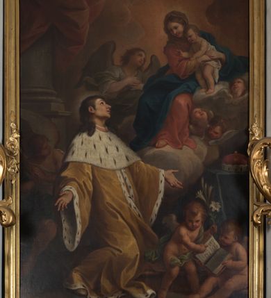 Zdjęcie nr 2: Obraz w kształcie stojącego prostokąta, w drewnianej, profilowanej, złoconej ramie ozdobionej motywami liści i kwiatów. Na obrazie przedstawiony klęczący św. Kazimierz, któremu ukazuje się siedząca na chmurach Matka Boska z Dzieciątkiem w otoczeniu aniołów. Święty ujęty w trzech czwartych, z rękami opuszczonymi w dół i rozłożonymi na boki, z głową niemalże z profilu zwróconą w górę, w kierunku Matki Boskiej. Jego twarz oddającą rysy młodego mężczyzny, wyróżniają wydatny nos, szeroko otwarte oczy i pełne, lekko rozwarte usta. Brązowe włosy, odsłaniające ucho, są lekko skręcone i sięgają ramion; wokół głowy zaznaczony rozświetlony nimb. Ubrany jest w długi,  jasnobrązowy płaszcz z gronostajowym, długim kołnierzem, gronostajowymi mankietami i brzegami. Maria przedstawiona jest w trzech czwartych, zwrócona w kierunku św. Kazimierza, o twarzy owalnej, miękko modelowanych rysach, z długim nosem i drobnymi, pełnymi ustami, z brązowymi włosami przykrytymi brązowym welonem. Jest ubrana w brązową koszulę z wąskimi rękawami, czerwoną suknię i niebieski płaszcz przerzucony na lewym ramieniu i prawej nodze. Trzymany przez nią Jezus stoi i został ukazany w trzech czwartych, z białą pieluchą wokół bioder. Zwraca się w kierunku świętego, unosząc prawą rączkę w geście błogosławieństwa, a lewą trzymając na ręce obejmującej go matki. Z chmur wyłaniają się uskrzydlone główki aniołków, o podobnych pełnych twarzach, różowych policzkach i drobnych ustach. W prawym, dolnym rogu kompozycji przed stolikiem nakrytym zielonym, długim obrusem z książęcą tiarą ukazane dwa nagie putta. Putto siedzące trzyma rozłożoną księgę z cytatem „Omni Die dic MARIAE mea laudes anima [E]ius festa [Eiu]s gesta [col]e devotissima”, na który wskazuje palcem drugi, stojący anioł, z zarzuconą zieloną szarfą, trzymający w ręku lilię. Za św. Kazimierzem, na tle kolumny przesłoniętej od góry czerwoną kotarą, stoi uskrzydlony anioł, z głową i lekko ugiętą prawą nogą zwróconą w lewo, a ciałem i złożonymi w geście modlitwy rękami w swoją prawą stronę. Anioł jest ubrany w białą suknię i turkusowy płaszcz. Drugi z aniołów wyłania się z chmur i zwraca w kierunku Marii, ukazany jest do pasa, w trzech czwartych, z rękami złożonymi na piersi, ubrany w białą suknię i zielony płaszcz. W tle kompozycji skłębione chmury rozświetlone słońcem.          