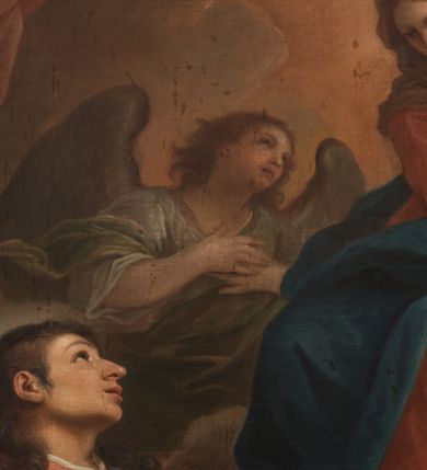 Zdjęcie nr 4: Obraz w kształcie stojącego prostokąta, w drewnianej, profilowanej, złoconej ramie ozdobionej motywami liści i kwiatów. Na obrazie przedstawiony klęczący św. Kazimierz, któremu ukazuje się siedząca na chmurach Matka Boska z Dzieciątkiem w otoczeniu aniołów. Święty ujęty w trzech czwartych, z rękami opuszczonymi w dół i rozłożonymi na boki, z głową niemalże z profilu zwróconą w górę, w kierunku Matki Boskiej. Jego twarz oddającą rysy młodego mężczyzny, wyróżniają wydatny nos, szeroko otwarte oczy i pełne, lekko rozwarte usta. Brązowe włosy, odsłaniające ucho, są lekko skręcone i sięgają ramion; wokół głowy zaznaczony rozświetlony nimb. Ubrany jest w długi,  jasnobrązowy płaszcz z gronostajowym, długim kołnierzem, gronostajowymi mankietami i brzegami. Maria przedstawiona jest w trzech czwartych, zwrócona w kierunku św. Kazimierza, o twarzy owalnej, miękko modelowanych rysach, z długim nosem i drobnymi, pełnymi ustami, z brązowymi włosami przykrytymi brązowym welonem. Jest ubrana w brązową koszulę z wąskimi rękawami, czerwoną suknię i niebieski płaszcz przerzucony na lewym ramieniu i prawej nodze. Trzymany przez nią Jezus stoi i został ukazany w trzech czwartych, z białą pieluchą wokół bioder. Zwraca się w kierunku świętego, unosząc prawą rączkę w geście błogosławieństwa, a lewą trzymając na ręce obejmującej go matki. Z chmur wyłaniają się uskrzydlone główki aniołków, o podobnych pełnych twarzach, różowych policzkach i drobnych ustach. W prawym, dolnym rogu kompozycji przed stolikiem nakrytym zielonym, długim obrusem z książęcą tiarą ukazane dwa nagie putta. Putto siedzące trzyma rozłożoną księgę z cytatem „Omni Die dic MARIAE mea laudes anima [E]ius festa [Eiu]s gesta [col]e devotissima”, na który wskazuje palcem drugi, stojący anioł, z zarzuconą zieloną szarfą, trzymający w ręku lilię. Za św. Kazimierzem, na tle kolumny przesłoniętej od góry czerwoną kotarą, stoi uskrzydlony anioł, z głową i lekko ugiętą prawą nogą zwróconą w lewo, a ciałem i złożonymi w geście modlitwy rękami w swoją prawą stronę. Anioł jest ubrany w białą suknię i turkusowy płaszcz. Drugi z aniołów wyłania się z chmur i zwraca w kierunku Marii, ukazany jest do pasa, w trzech czwartych, z rękami złożonymi na piersi, ubrany w białą suknię i zielony płaszcz. W tle kompozycji skłębione chmury rozświetlone słońcem.          