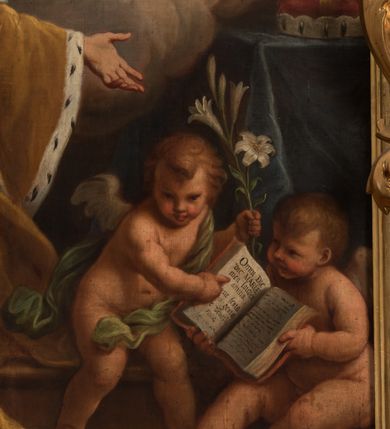 Zdjęcie nr 5: Obraz w kształcie stojącego prostokąta, w drewnianej, profilowanej, złoconej ramie ozdobionej motywami liści i kwiatów. Na obrazie przedstawiony klęczący św. Kazimierz, któremu ukazuje się siedząca na chmurach Matka Boska z Dzieciątkiem w otoczeniu aniołów. Święty ujęty w trzech czwartych, z rękami opuszczonymi w dół i rozłożonymi na boki, z głową niemalże z profilu zwróconą w górę, w kierunku Matki Boskiej. Jego twarz oddającą rysy młodego mężczyzny, wyróżniają wydatny nos, szeroko otwarte oczy i pełne, lekko rozwarte usta. Brązowe włosy, odsłaniające ucho, są lekko skręcone i sięgają ramion; wokół głowy zaznaczony rozświetlony nimb. Ubrany jest w długi,  jasnobrązowy płaszcz z gronostajowym, długim kołnierzem, gronostajowymi mankietami i brzegami. Maria przedstawiona jest w trzech czwartych, zwrócona w kierunku św. Kazimierza, o twarzy owalnej, miękko modelowanych rysach, z długim nosem i drobnymi, pełnymi ustami, z brązowymi włosami przykrytymi brązowym welonem. Jest ubrana w brązową koszulę z wąskimi rękawami, czerwoną suknię i niebieski płaszcz przerzucony na lewym ramieniu i prawej nodze. Trzymany przez nią Jezus stoi i został ukazany w trzech czwartych, z białą pieluchą wokół bioder. Zwraca się w kierunku świętego, unosząc prawą rączkę w geście błogosławieństwa, a lewą trzymając na ręce obejmującej go matki. Z chmur wyłaniają się uskrzydlone główki aniołków, o podobnych pełnych twarzach, różowych policzkach i drobnych ustach. W prawym, dolnym rogu kompozycji przed stolikiem nakrytym zielonym, długim obrusem z książęcą tiarą ukazane dwa nagie putta. Putto siedzące trzyma rozłożoną księgę z cytatem „Omni Die dic MARIAE mea laudes anima [E]ius festa [Eiu]s gesta [col]e devotissima”, na który wskazuje palcem drugi, stojący anioł, z zarzuconą zieloną szarfą, trzymający w ręku lilię. Za św. Kazimierzem, na tle kolumny przesłoniętej od góry czerwoną kotarą, stoi uskrzydlony anioł, z głową i lekko ugiętą prawą nogą zwróconą w lewo, a ciałem i złożonymi w geście modlitwy rękami w swoją prawą stronę. Anioł jest ubrany w białą suknię i turkusowy płaszcz. Drugi z aniołów wyłania się z chmur i zwraca w kierunku Marii, ukazany jest do pasa, w trzech czwartych, z rękami złożonymi na piersi, ubrany w białą suknię i zielony płaszcz. W tle kompozycji skłębione chmury rozświetlone słońcem.          