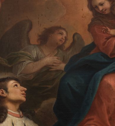 Zdjęcie nr 3: Obraz w kształcie stojącego prostokąta, w drewnianej, profilowanej, złoconej ramie ozdobionej motywami liści i kwiatów. Na obrazie przedstawiony klęczący św. Kazimierz, któremu ukazuje się siedząca na chmurach Matka Boska z Dzieciątkiem w otoczeniu aniołów. Święty ujęty w trzech czwartych, z rękami opuszczonymi w dół i rozłożonymi na boki, z głową niemalże z profilu zwróconą w górę, w kierunku Matki Boskiej. Jego twarz oddającą rysy młodego mężczyzny, wyróżniają wydatny nos, szeroko otwarte oczy i pełne, lekko rozwarte usta. Brązowe włosy, odsłaniające ucho, są lekko skręcone i sięgają ramion; wokół głowy zaznaczony rozświetlony nimb. Ubrany jest w długi,  jasnobrązowy płaszcz z gronostajowym, długim kołnierzem, gronostajowymi mankietami i brzegami. Maria przedstawiona jest w trzech czwartych, zwrócona w kierunku św. Kazimierza, o twarzy owalnej, miękko modelowanych rysach, z długim nosem i drobnymi, pełnymi ustami, z brązowymi włosami przykrytymi brązowym welonem. Jest ubrana w brązową koszulę z wąskimi rękawami, czerwoną suknię i niebieski płaszcz przerzucony na lewym ramieniu i prawej nodze. Trzymany przez nią Jezus stoi i został ukazany w trzech czwartych, z białą pieluchą wokół bioder. Zwraca się w kierunku świętego, unosząc prawą rączkę w geście błogosławieństwa, a lewą trzymając na ręce obejmującej go matki. Z chmur wyłaniają się uskrzydlone główki aniołków, o podobnych pełnych twarzach, różowych policzkach i drobnych ustach. W prawym, dolnym rogu kompozycji przed stolikiem nakrytym zielonym, długim obrusem z książęcą tiarą ukazane dwa nagie putta. Putto siedzące trzyma rozłożoną księgę z cytatem „Omni Die dic MARIAE mea laudes anima [E]ius festa [Eiu]s gesta [col]e devotissima”, na który wskazuje palcem drugi, stojący anioł, z zarzuconą zieloną szarfą, trzymający w ręku lilię. Za św. Kazimierzem, na tle kolumny przesłoniętej od góry czerwoną kotarą, stoi uskrzydlony anioł, z głową i lekko ugiętą prawą nogą zwróconą w lewo, a ciałem i złożonymi w geście modlitwy rękami w swoją prawą stronę. Anioł jest ubrany w białą suknię i turkusowy płaszcz. Drugi z aniołów wyłania się z chmur i zwraca w kierunku Marii, ukazany jest do pasa, w trzech czwartych, z rękami złożonymi na piersi, ubrany w białą suknię i zielony płaszcz. W tle kompozycji skłębione chmury rozświetlone słońcem.          