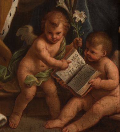 Zdjęcie nr 6: Obraz w kształcie stojącego prostokąta, w drewnianej, profilowanej, złoconej ramie ozdobionej motywami liści i kwiatów. Na obrazie przedstawiony klęczący św. Kazimierz, któremu ukazuje się siedząca na chmurach Matka Boska z Dzieciątkiem w otoczeniu aniołów. Święty ujęty w trzech czwartych, z rękami opuszczonymi w dół i rozłożonymi na boki, z głową niemalże z profilu zwróconą w górę, w kierunku Matki Boskiej. Jego twarz oddającą rysy młodego mężczyzny, wyróżniają wydatny nos, szeroko otwarte oczy i pełne, lekko rozwarte usta. Brązowe włosy, odsłaniające ucho, są lekko skręcone i sięgają ramion; wokół głowy zaznaczony rozświetlony nimb. Ubrany jest w długi,  jasnobrązowy płaszcz z gronostajowym, długim kołnierzem, gronostajowymi mankietami i brzegami. Maria przedstawiona jest w trzech czwartych, zwrócona w kierunku św. Kazimierza, o twarzy owalnej, miękko modelowanych rysach, z długim nosem i drobnymi, pełnymi ustami, z brązowymi włosami przykrytymi brązowym welonem. Jest ubrana w brązową koszulę z wąskimi rękawami, czerwoną suknię i niebieski płaszcz przerzucony na lewym ramieniu i prawej nodze. Trzymany przez nią Jezus stoi i został ukazany w trzech czwartych, z białą pieluchą wokół bioder. Zwraca się w kierunku świętego, unosząc prawą rączkę w geście błogosławieństwa, a lewą trzymając na ręce obejmującej go matki. Z chmur wyłaniają się uskrzydlone główki aniołków, o podobnych pełnych twarzach, różowych policzkach i drobnych ustach. W prawym, dolnym rogu kompozycji przed stolikiem nakrytym zielonym, długim obrusem z książęcą tiarą ukazane dwa nagie putta. Putto siedzące trzyma rozłożoną księgę z cytatem „Omni Die dic MARIAE mea laudes anima [E]ius festa [Eiu]s gesta [col]e devotissima”, na który wskazuje palcem drugi, stojący anioł, z zarzuconą zieloną szarfą, trzymający w ręku lilię. Za św. Kazimierzem, na tle kolumny przesłoniętej od góry czerwoną kotarą, stoi uskrzydlony anioł, z głową i lekko ugiętą prawą nogą zwróconą w lewo, a ciałem i złożonymi w geście modlitwy rękami w swoją prawą stronę. Anioł jest ubrany w białą suknię i turkusowy płaszcz. Drugi z aniołów wyłania się z chmur i zwraca w kierunku Marii, ukazany jest do pasa, w trzech czwartych, z rękami złożonymi na piersi, ubrany w białą suknię i zielony płaszcz. W tle kompozycji skłębione chmury rozświetlone słońcem.          