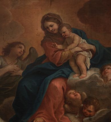 Zdjęcie nr 13: Obraz w kształcie stojącego prostokąta, w drewnianej, profilowanej, złoconej ramie ozdobionej motywami liści i kwiatów. Na obrazie przedstawiony klęczący św. Kazimierz, któremu ukazuje się siedząca na chmurach Matka Boska z Dzieciątkiem w otoczeniu aniołów. Święty ujęty w trzech czwartych, z rękami opuszczonymi w dół i rozłożonymi na boki, z głową niemalże z profilu zwróconą w górę, w kierunku Matki Boskiej. Jego twarz oddającą rysy młodego mężczyzny, wyróżniają wydatny nos, szeroko otwarte oczy i pełne, lekko rozwarte usta. Brązowe włosy, odsłaniające ucho, są lekko skręcone i sięgają ramion; wokół głowy zaznaczony rozświetlony nimb. Ubrany jest w długi,  jasnobrązowy płaszcz z gronostajowym, długim kołnierzem, gronostajowymi mankietami i brzegami. Maria przedstawiona jest w trzech czwartych, zwrócona w kierunku św. Kazimierza, o twarzy owalnej, miękko modelowanych rysach, z długim nosem i drobnymi, pełnymi ustami, z brązowymi włosami przykrytymi brązowym welonem. Jest ubrana w brązową koszulę z wąskimi rękawami, czerwoną suknię i niebieski płaszcz przerzucony na lewym ramieniu i prawej nodze. Trzymany przez nią Jezus stoi i został ukazany w trzech czwartych, z białą pieluchą wokół bioder. Zwraca się w kierunku świętego, unosząc prawą rączkę w geście błogosławieństwa, a lewą trzymając na ręce obejmującej go matki. Z chmur wyłaniają się uskrzydlone główki aniołków, o podobnych pełnych twarzach, różowych policzkach i drobnych ustach. W prawym, dolnym rogu kompozycji przed stolikiem nakrytym zielonym, długim obrusem z książęcą tiarą ukazane dwa nagie putta. Putto siedzące trzyma rozłożoną księgę z cytatem „Omni Die dic MARIAE mea laudes anima [E]ius festa [Eiu]s gesta [col]e devotissima”, na który wskazuje palcem drugi, stojący anioł, z zarzuconą zieloną szarfą, trzymający w ręku lilię. Za św. Kazimierzem, na tle kolumny przesłoniętej od góry czerwoną kotarą, stoi uskrzydlony anioł, z głową i lekko ugiętą prawą nogą zwróconą w lewo, a ciałem i złożonymi w geście modlitwy rękami w swoją prawą stronę. Anioł jest ubrany w białą suknię i turkusowy płaszcz. Drugi z aniołów wyłania się z chmur i zwraca w kierunku Marii, ukazany jest do pasa, w trzech czwartych, z rękami złożonymi na piersi, ubrany w białą suknię i zielony płaszcz. W tle kompozycji skłębione chmury rozświetlone słońcem.          