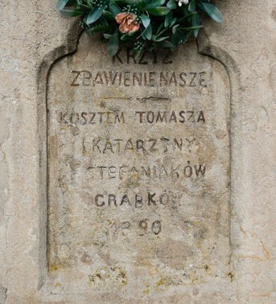 Zdjęcie nr 41: Kościół pomocniczny pw. Wniebowzięcia Najświętszej Marii Panny w Woli Radziszowskiej to niewielkich rozmiarów, orientowana, jednonawowa budowla drewniana, konstrukcji zrębowej, z wieżą w słup. Prezbiterium jest zamknięte wielobocznie, nieco wyższa i szersza nawa ma rzut prostokąta zbliżonego do kwadratu. Do prezbiterium od strony północnej przylega zakrystia, od wschodniej Ogrójec, przy nawie od południa umieszczona została niewielka, prostokątna kruchta. Od zachodu do budowli dostawiona jest czworoboczna wieża o pochyłych ścianach, z podwieszoną izbicą z czworobocznymi występami na przekątnikach; hełm ostrosłupowy z czterema wieżyczkami na występach. W przyziemiu wieży znajduje się kruchta, a dookoła wieży szalowane soboty. Wewnątrz świątyni stropy; w nawie z zaskrzynieniami. Otwór tęczowy ma kształt ostrołuku, belka jest profilowana, na niej umieszczony jest krucyfiks o charakterze późnogotyckim. Chór muzyczny w zachodniej części nawy jest drewniany, wsparty na dwóch kolumnach. Okna nawy i prezbiterium są głównie prostokątne zamknięte półkoliście; z witrażami (z wyjątkiem okna za ołtarzem głównym); ponadto budowlę doświetlają niewielkie okienka prostokątne. Do świątyni prowadzi dwoje drzwi ostrołukowych, trzecie od strony zachodniej przerobiono w 1933 roku. Dachy kościoła są kryte gontem, ponad nawą i kruchtą południową dwuspadowe, nad zakrystią jednospadowy, nad prezbiterium wielopołaciowy. Wieżyczka na sygnaturkę o formach barokowych z glorietą, cebulastym hełmem zwieńczonym kulą oraz krzyżem; kryta blachą. Świątynia usytuowana jest na niewielkiej działce, wydzielonej ogrodzeniem z drewnianych bali, krytym gontem. Bramy wiodące na posesję umieszczono od zachodu oraz w południowo-wschodnim narożniku działki.