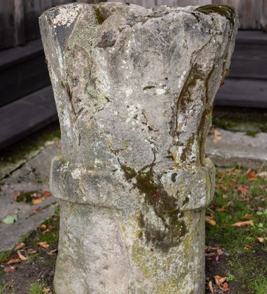 Zdjęcie nr 44: Kościół pomocniczny pw. Wniebowzięcia Najświętszej Marii Panny w Woli Radziszowskiej to niewielkich rozmiarów, orientowana, jednonawowa budowla drewniana, konstrukcji zrębowej, z wieżą w słup. Prezbiterium jest zamknięte wielobocznie, nieco wyższa i szersza nawa ma rzut prostokąta zbliżonego do kwadratu. Do prezbiterium od strony północnej przylega zakrystia, od wschodniej Ogrójec, przy nawie od południa umieszczona została niewielka, prostokątna kruchta. Od zachodu do budowli dostawiona jest czworoboczna wieża o pochyłych ścianach, z podwieszoną izbicą z czworobocznymi występami na przekątnikach; hełm ostrosłupowy z czterema wieżyczkami na występach. W przyziemiu wieży znajduje się kruchta, a dookoła wieży szalowane soboty. Wewnątrz świątyni stropy; w nawie z zaskrzynieniami. Otwór tęczowy ma kształt ostrołuku, belka jest profilowana, na niej umieszczony jest krucyfiks o charakterze późnogotyckim. Chór muzyczny w zachodniej części nawy jest drewniany, wsparty na dwóch kolumnach. Okna nawy i prezbiterium są głównie prostokątne zamknięte półkoliście; z witrażami (z wyjątkiem okna za ołtarzem głównym); ponadto budowlę doświetlają niewielkie okienka prostokątne. Do świątyni prowadzi dwoje drzwi ostrołukowych, trzecie od strony zachodniej przerobiono w 1933 roku. Dachy kościoła są kryte gontem, ponad nawą i kruchtą południową dwuspadowe, nad zakrystią jednospadowy, nad prezbiterium wielopołaciowy. Wieżyczka na sygnaturkę o formach barokowych z glorietą, cebulastym hełmem zwieńczonym kulą oraz krzyżem; kryta blachą. Świątynia usytuowana jest na niewielkiej działce, wydzielonej ogrodzeniem z drewnianych bali, krytym gontem. Bramy wiodące na posesję umieszczono od zachodu oraz w południowo-wschodnim narożniku działki.