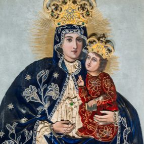 Zdjęcie nr 1: Obraz w kształcie stojącego prostokąta z przedstawieniem Matki Boskiej z Dzieciątkiem. Twarze, dłonie i tło są malowane, szaty i korony, wykonane z dekorowanego haftem i kamieniami materiału, zostały nałożone na obraz. Maria spogląda na widza, na lewej ręce trzyma Dzieciątko, w prawej ma różaniec, jej głowa jest nieproporcjonalnie mała w stosunku do okrytego szatami ciała. Ma owalną, delikatną twarz o szeroko otwartych ciemnych oczach, wąskim, długim nosie i małych ustach. Jest ubrana w kremową suknię marszczoną pod szyją i na rękawach, związaną na dekolcie tasiemką na kokardkę ozdobioną zielonym kamieniem.  Na suknię ma nałożony granatowy, zarzucony na głowę płaszcz lamowany ornamentem z wici utworzonej ze sznurka i koralików, z których wykonano również dekorujące poły kwiaty i gwiazdki. Dzieciątko siedzi na jej ręce, patrzy przed siebie, prawą ręką czyni gest błogosławieństwa, w lewej trzyma książeczkę. Ma podłużną twarz, duże oczy, wąski nos i małe usta. Okalają ją ciemne loki.  Jezus jest ubrany w czerwoną suknię z wykonaną ze sznurka i koralików dekoracją kwiatową. Obie postaci mają na głowach korony zamknięte skomponowane z nakładanych sznurków, korali i kamieni, w centrum korony Marii jej monogram, w centrum korony Chrystusa „IHS”. Za głowami malowane nimby promieniste, tło jednolite – szare. 
