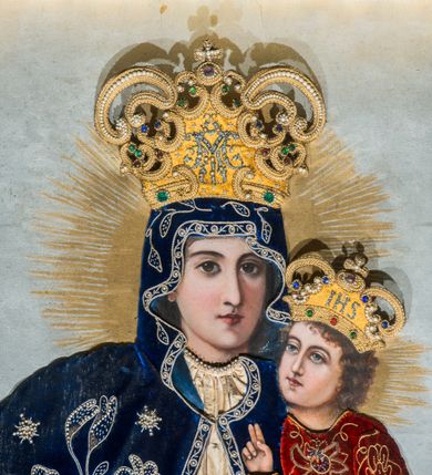 Zdjęcie nr 4: Obraz w kształcie stojącego prostokąta z przedstawieniem Matki Boskiej z Dzieciątkiem. Twarze, dłonie i tło są malowane, szaty i korony, wykonane z dekorowanego haftem i kamieniami materiału, zostały nałożone na obraz. Maria spogląda na widza, na lewej ręce trzyma Dzieciątko, w prawej ma różaniec, jej głowa jest nieproporcjonalnie mała w stosunku do okrytego szatami ciała. Ma owalną, delikatną twarz o szeroko otwartych ciemnych oczach, wąskim, długim nosie i małych ustach. Jest ubrana w kremową suknię marszczoną pod szyją i na rękawach, związaną na dekolcie tasiemką na kokardkę ozdobioną zielonym kamieniem.  Na suknię ma nałożony granatowy, zarzucony na głowę płaszcz lamowany ornamentem z wici utworzonej ze sznurka i koralików, z których wykonano również dekorujące poły kwiaty i gwiazdki. Dzieciątko siedzi na jej ręce, patrzy przed siebie, prawą ręką czyni gest błogosławieństwa, w lewej trzyma książeczkę. Ma podłużną twarz, duże oczy, wąski nos i małe usta. Okalają ją ciemne loki.  Jezus jest ubrany w czerwoną suknię z wykonaną ze sznurka i koralików dekoracją kwiatową. Obie postaci mają na głowach korony zamknięte skomponowane z nakładanych sznurków, korali i kamieni, w centrum korony Marii jej monogram, w centrum korony Chrystusa „IHS”. Za głowami malowane nimby promieniste, tło jednolite – szare. 