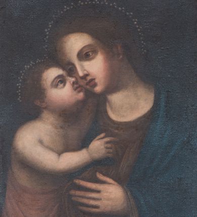 Zdjęcie nr 1: Obraz w kształcie stojącego prostokąta z przedstawieniem Madonny z Dzieciątkiem na wzór wizerunku Matki Boskiej Myślenickiej. Maria ukazana została w półpostaci, zwrócona prawo, w stronę Dzieciątka, przytulonego do jej prawego policzka. Twarz Madonny o pełnym kształcie, dziewczęcych rysach okolona jest ciemnymi, gładko upiętymi włosami. Maria ma duże oczy o regularnych łukach brwiowych, nos o prostym profilu, usta pełne, niewielkie. Matka Boska ubrana jest w ciemnoczerwoną suknię i granatowy płaszcz. Dzieciątko ukazane do wysokości bioder, niemal nagie, przepasane ciemnoróżową chustą; prawą  rękę wyciąga w kierunku Marii. Głowę ma uniesioną, ukazaną z prawego profilu. Twarz Dzieciątka jest pełna, okolona krótkimi, ciemnymi włosami. Ma duże, niebieskie oczy, nos krótki, usta pełne. Karnacje ciała postaci w jasnokremowym odcieniu, policzki lekko zaróżowione. Wokół głów nimby z otokiem z malowanych pereł. Tło obrazu jednolite, ciemnobrązowe. U dołu kompozycji napis „1843 odnowiony / IMAGO MIRACVLOSA B(EATAE) M(ARIAE) V(IRGINIS) MISLENICE”. Obraz ujęto złoconą, rzeźbioną ramą z 1748 roku. 