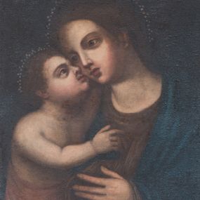 Zdjęcie nr 1: Obraz w kształcie stojącego prostokąta z przedstawieniem Madonny z Dzieciątkiem na wzór wizerunku Matki Boskiej Myślenickiej. Maria ukazana została w półpostaci, zwrócona prawo, w stronę Dzieciątka, przytulonego do jej prawego policzka. Twarz Madonny o pełnym kształcie, dziewczęcych rysach okolona jest ciemnymi, gładko upiętymi włosami. Maria ma duże oczy o regularnych łukach brwiowych, nos o prostym profilu, usta pełne, niewielkie. Matka Boska ubrana jest w ciemnoczerwoną suknię i granatowy płaszcz. Dzieciątko ukazane do wysokości bioder, niemal nagie, przepasane ciemnoróżową chustą; prawą  rękę wyciąga w kierunku Marii. Głowę ma uniesioną, ukazaną z prawego profilu. Twarz Dzieciątka jest pełna, okolona krótkimi, ciemnymi włosami. Ma duże, niebieskie oczy, nos krótki, usta pełne. Karnacje ciała postaci w jasnokremowym odcieniu, policzki lekko zaróżowione. Wokół głów nimby z otokiem z malowanych pereł. Tło obrazu jednolite, ciemnobrązowe. U dołu kompozycji napis „1843 odnowiony / IMAGO MIRACVLOSA B(EATAE) M(ARIAE) V(IRGINIS) MISLENICE”. Obraz ujęto złoconą, rzeźbioną ramą z 1748 roku. 