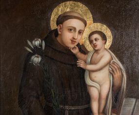 Zdjęcie nr 1: Obraz w kształcie stojącego prostokąta z przedstawieniem św. Antoniego Padewskiego z Dzieciątkiem. Święty został ukazany w ujęciu do kolan, zwrócony w lewo, w stronę Dzieciątka stojącego na blacie przykrytym czerwonym obrusem. Głowa świętego jest delikatnie przechylona w lewo, lewa ręka obejmuje Dzieciątko, prawa opuszczona trzyma kwiat lilii. Święty ma owalną twarz o młodzieńczych rysach, na głowie tonsurę. Jest ubrany w habit franciszkański. Dzieciątko ukazane zostało niemal nagie, z białą chustą okrywającą biodro i przerzuconą przez prawe ramię. Prawą ręką Chrystus dotyka brody świętego, lewą wyciąga w jego stronę. U stóp Dzieciątka leży otwarta księga. Wokół głów postaci złote nimby. Tło kompozycji jednolite, ciemnobrązowe. Na odwrocie napis malowany farbą „Fundator Walenty / Tekiela. / 1840. / 24 lipca”.