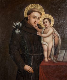 Zdjęcie nr 1: Obraz w kształcie stojącego prostokąta z przedstawieniem św. Antoniego Padewskiego z Dzieciątkiem. Święty został ukazany w ujęciu do kolan, zwrócony w lewo, w stronę Dzieciątka stojącego na blacie przykrytym czerwonym obrusem. Głowa świętego jest delikatnie przechylona w lewo, lewa ręka obejmuje Dzieciątko, prawa opuszczona trzyma kwiat lilii. Święty ma owalną twarz o młodzieńczych rysach, na głowie tonsurę. Jest ubrany w habit franciszkański. Dzieciątko ukazane zostało niemal nagie, z białą chustą okrywającą biodro i przerzuconą przez prawe ramię. Prawą ręką Chrystus dotyka brody świętego, lewą wyciąga w jego stronę. U stóp Dzieciątka leży otwarta księga. Wokół głów postaci złote nimby. Tło kompozycji jednolite, ciemnobrązowe. Na odwrocie napis malowany farbą „Fundator Walenty / Tekiela. / 1840. / 24 lipca”.