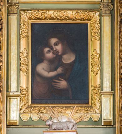 Zdjęcie nr 5: Ołtarz przyścienny, architektoniczny, jednoosiowy, dwukondygnacyjny ze zwieńczeniem. Mensa prostopadłościenna z kamiennym blatem z portatylem, boki mensy z polerowanych płyt kamiennych. Dekoracja antepedium współczesna z aplikowanych metalowych motywów kielicha z hostią i kłosów. Retabulum ujęte parą kolumn korynckich ustawionych na schodkowych cokołach podzielonych gzymsem na dwie strefy. Podpory wspierają belkowanie przerwane w partii architrawu i fryzu nad polem środkowym. Belkowanie zamknięte wydatnym, profilowanym, wyłamanym gzymsem. Powyżej, na osiach zewnętrznych kolumn ustawione odcinki falistego przyczółka o wolutowo skręconych końcach. W polu środkowym wnęka w kształcie stojącego prostokąta zamknięta łukiem półkolistym, na kluczu łuku rzeźba gołębicy Ducha Świętego. Wewnątrz prostokątny otwór na obraz – wymiennie przedstawienie św. Marii Magdaleny pod krzyżem, „Noli me tangere” oraz wizerunek Marki Boskiej Myślenickiej. Zwieńczenie ujęte parą pilastrów, zamknięte trójbocznie z ośmiobocznym polem środkowym. Wnęka pola środkowego retabulum i zwieńczenia ujęta szeroką, ażurową ramą formowaną z wolutowo skręconych liści akantu. W zwieńczeniu obraz przedstawiający Boga Ojca. Ściany cokołów dekorowane płycinami wypełnionymi skręconymi liśćmi akantu. Poniżej gzymsu zamykającego retabulum ażurowy ornament akantowy. U góry boki nastawy ujęte ażurowymi uszakami formowanymi ze skręconych liści akantu, poniżej tworzących parę konsolek. Zwieńczenie ujęte uszakami formowanymi z ornamentu małżowinowo-chrząstowego. Na gzymsie zwieńczenia rzeźbione wazony i czworoliść z monogramem IHS na tle glorii promienistej. Na konsolkach po bokach retabulum ustawione figury św. Wojciecha i świętego z księgą po lewej oraz św. Stanisława i świętego z pastorałem po prawej stronie. Na odcinkach przyczółka figury uskrzydlonych aniołów. Całość struktury retabulum malowana w kolorze jasnozielonym. Detal architektoniczny, profilowania i ornamentyka złocone. 