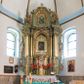 Zdjęcie nr 1: Ołtarz przyścienny, architektoniczny, jednoosiowy, dwukondygnacyjny ze zwieńczeniem. Mensa prostopadłościenna z kamiennym blatem z portatylem, boki mensy z polerowanych płyt kamiennych. Dekoracja antepedium współczesna z aplikowanych metalowych motywów kielicha z hostią i kłosów. Retabulum ujęte parą kolumn korynckich ustawionych na schodkowych cokołach podzielonych gzymsem na dwie strefy. Podpory wspierają belkowanie przerwane w partii architrawu i fryzu nad polem środkowym. Belkowanie zamknięte wydatnym, profilowanym, wyłamanym gzymsem. Powyżej, na osiach zewnętrznych kolumn ustawione odcinki falistego przyczółka o wolutowo skręconych końcach. W polu środkowym wnęka w kształcie stojącego prostokąta zamknięta łukiem półkolistym, na kluczu łuku rzeźba gołębicy Ducha Świętego. Wewnątrz prostokątny otwór na obraz – wymiennie przedstawienie św. Marii Magdaleny pod krzyżem, „Noli me tangere” oraz wizerunek Marki Boskiej Myślenickiej. Zwieńczenie ujęte parą pilastrów, zamknięte trójbocznie z ośmiobocznym polem środkowym. Wnęka pola środkowego retabulum i zwieńczenia ujęta szeroką, ażurową ramą formowaną z wolutowo skręconych liści akantu. W zwieńczeniu obraz przedstawiający Boga Ojca. Ściany cokołów dekorowane płycinami wypełnionymi skręconymi liśćmi akantu. Poniżej gzymsu zamykającego retabulum ażurowy ornament akantowy. U góry boki nastawy ujęte ażurowymi uszakami formowanymi ze skręconych liści akantu, poniżej tworzących parę konsolek. Zwieńczenie ujęte uszakami formowanymi z ornamentu małżowinowo-chrząstowego. Na gzymsie zwieńczenia rzeźbione wazony i czworoliść z monogramem IHS na tle glorii promienistej. Na konsolkach po bokach retabulum ustawione figury św. Wojciecha i świętego z księgą po lewej oraz św. Stanisława i świętego z pastorałem po prawej stronie. Na odcinkach przyczółka figury uskrzydlonych aniołów. Całość struktury retabulum malowana w kolorze jasnozielonym. Detal architektoniczny, profilowania i ornamentyka złocone. 