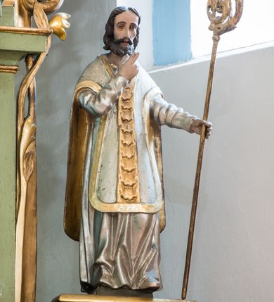 Zdjęcie nr 9: Ołtarz przyścienny, architektoniczny, jednoosiowy, dwukondygnacyjny ze zwieńczeniem. Mensa prostopadłościenna z kamiennym blatem z portatylem, boki mensy z polerowanych płyt kamiennych. Dekoracja antepedium współczesna z aplikowanych metalowych motywów kielicha z hostią i kłosów. Retabulum ujęte parą kolumn korynckich ustawionych na schodkowych cokołach podzielonych gzymsem na dwie strefy. Podpory wspierają belkowanie przerwane w partii architrawu i fryzu nad polem środkowym. Belkowanie zamknięte wydatnym, profilowanym, wyłamanym gzymsem. Powyżej, na osiach zewnętrznych kolumn ustawione odcinki falistego przyczółka o wolutowo skręconych końcach. W polu środkowym wnęka w kształcie stojącego prostokąta zamknięta łukiem półkolistym, na kluczu łuku rzeźba gołębicy Ducha Świętego. Wewnątrz prostokątny otwór na obraz – wymiennie przedstawienie św. Marii Magdaleny pod krzyżem, „Noli me tangere” oraz wizerunek Marki Boskiej Myślenickiej. Zwieńczenie ujęte parą pilastrów, zamknięte trójbocznie z ośmiobocznym polem środkowym. Wnęka pola środkowego retabulum i zwieńczenia ujęta szeroką, ażurową ramą formowaną z wolutowo skręconych liści akantu. W zwieńczeniu obraz przedstawiający Boga Ojca. Ściany cokołów dekorowane płycinami wypełnionymi skręconymi liśćmi akantu. Poniżej gzymsu zamykającego retabulum ażurowy ornament akantowy. U góry boki nastawy ujęte ażurowymi uszakami formowanymi ze skręconych liści akantu, poniżej tworzących parę konsolek. Zwieńczenie ujęte uszakami formowanymi z ornamentu małżowinowo-chrząstowego. Na gzymsie zwieńczenia rzeźbione wazony i czworoliść z monogramem IHS na tle glorii promienistej. Na konsolkach po bokach retabulum ustawione figury św. Wojciecha i świętego z księgą po lewej oraz św. Stanisława i świętego z pastorałem po prawej stronie. Na odcinkach przyczółka figury uskrzydlonych aniołów. Całość struktury retabulum malowana w kolorze jasnozielonym. Detal architektoniczny, profilowania i ornamentyka złocone. 