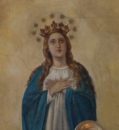 Zdjęcie nr 1: Na sklepieniu kaplicy bocznej umieszczono okrągłe przedstawianie Marii i Jezusa tronujących na tle krzyża, między św. Józefem i św. Janem Chrzcicielem, wśród aniołów. W centrum Maria i Jezus siedzą zwróceni w trzech czwartych do siebie. Maria unosi ręce przed sobą i spogląda na Jezusa, który prawą dłoń wyciąga w jej stronę, a lewą przytrzymuje berło i niewielki ziemski glob. Maria ma pociągła twarz o drobnych rysach i długie, falowane włosy spływające na plecy. Jest ubrana w różową sukienkę, przewiązaną w talii i niebieski płaszcz, który zakrywa jej plecy i nogi i jest spięty pod szyją fibulą. Chrystus ma podłużną twarz o poważnym wyrazie, dzielącą się w dwa pukle brodę i opadające na kart włosy. Ma na sobie białą tunikę oraz czerwony płaszcz. Obie postacie mają na głowach korony: Jezus zamkniętą, Maria otwartą. Za nimi widoczny krzyż łaciński w typie crux gemmata. Na skrzyżowaniu ramion, w kole otoczonym promieniami umieszczono monogram „IHS”. Nieznacznie poniżej, po lewej stronie siedzi św. Józef ubrany w niebieską tunikę i brązowy płaszcz; w prawej ręce trzyma kwiat lilii. Symetrycznie po prawej stronie znajduje się św. Jan Chrzciciel ubrany w ciemnoróżową tunikę i zielony płaszcz; prawą ręką przytrzymuje krzyż z banderolą z widocznym fragmentem napisu „ECCE AGNUS”, lewą wskazuje na tronujących. Scenę od góry ujmuje sześć postaci aniołów ubranych w kolorowe suknie. Wszystkie spoglądają na Marię i Jezusa. Tło stanowią rozświetlone na żółto obłoki, przy krawędziach widoczne są fragmenty niebieskiego nieba. Przedstawienie otoczono malowaną ramą dekorowaną wicią. Umieszczono ją na tle kwadratu, którego narożniki wypełniono symetrycznym ornamentem roślinnym. 

Na sklepieniu drugiej kaplicy bocznej znajduje się ujęty okrągłą ramą wizerunek Matki Boskiej Niepokalanie Poczętej. Maria została ukazana w całej postaci, składając ręce na piersi, ze wzrokiem skierowanym do góry. Ma owalną twarz, brązowe oczy i niewielkie usta, długie jasne włosy falowanymi puklami opadają jej na ramiona. Na głowie ma koronę, wokół której widnieje wieniec dziewięciu gwiazd. Jest ubrana w długą, białą suknię i niebieski płaszcz. Stoi na półksiężycu zwróconym rogami do dołu, jedną stopą depcze zielonego smoka. W dolnej części przedstawienia tło stanowi ciemniejący krajobraz, za postacią Marii rozświetlone na żółto chmury. Obie partie rozdzielają skłębione, szare obłoki. 
